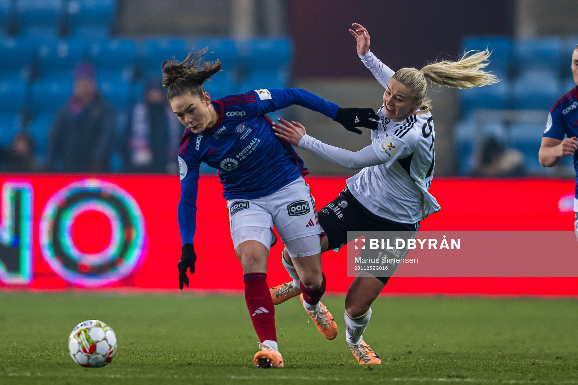 Janni Thomsen of Vålerenga and Anna Jøsendal of Rosenborg