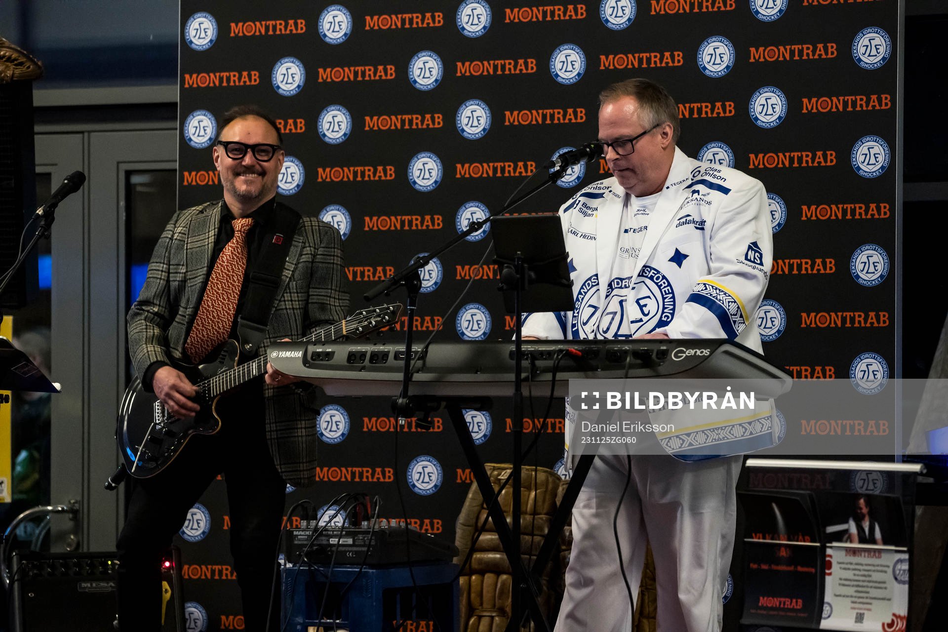 Mackan och Bäcker underhåller innan ishockeymatchen i SHL