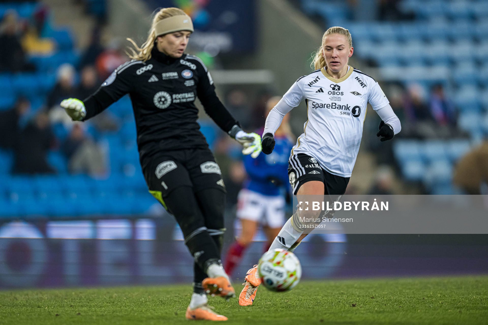 Guro Pettersen of Vålerenga and Emilie Nautnes of Rosenborg