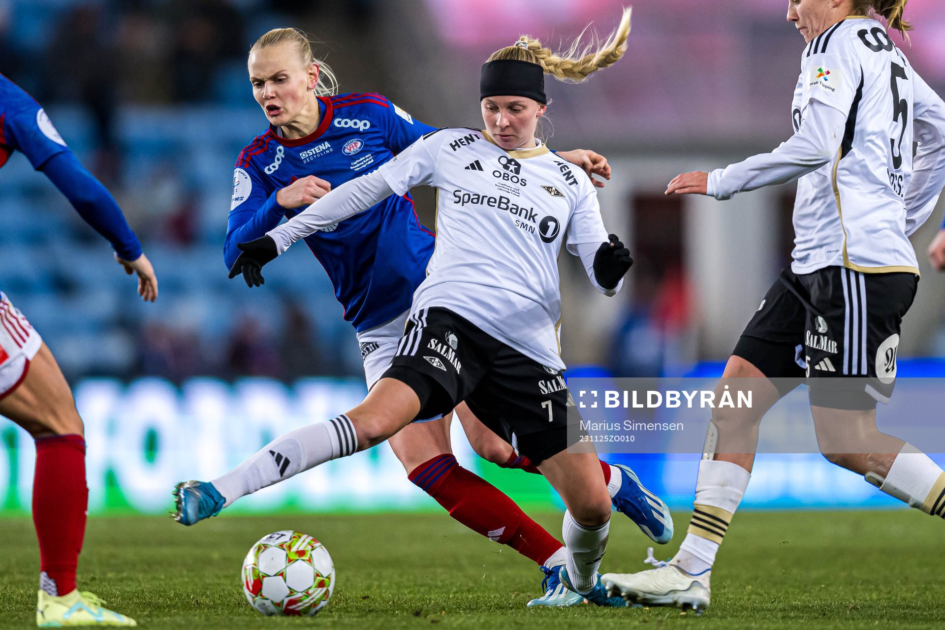 Karina Sævik of Vålerenga and Emilie Marie Joramo of