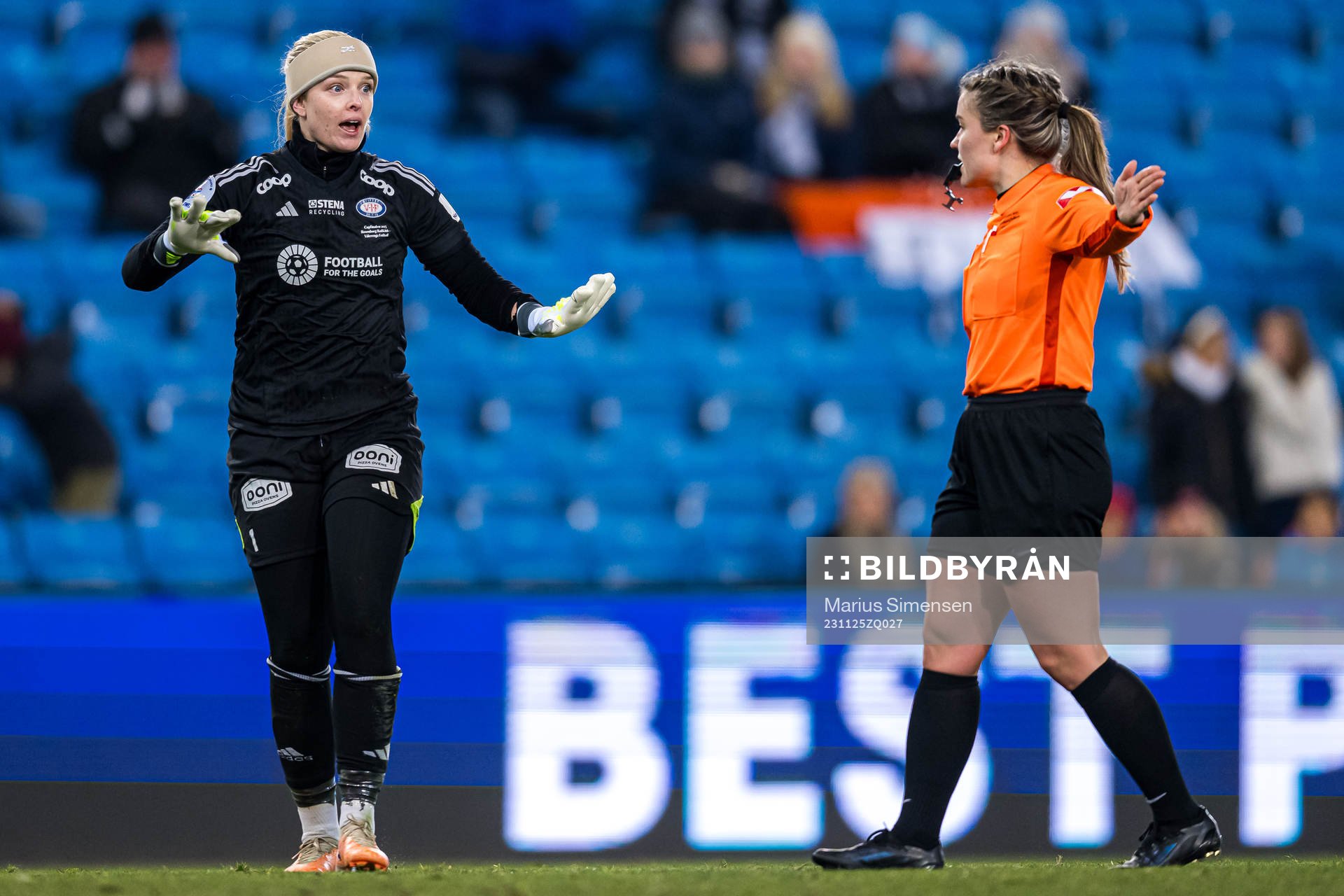 Guro Pettersen of Vålerenga and Karoline Marie Jensen,