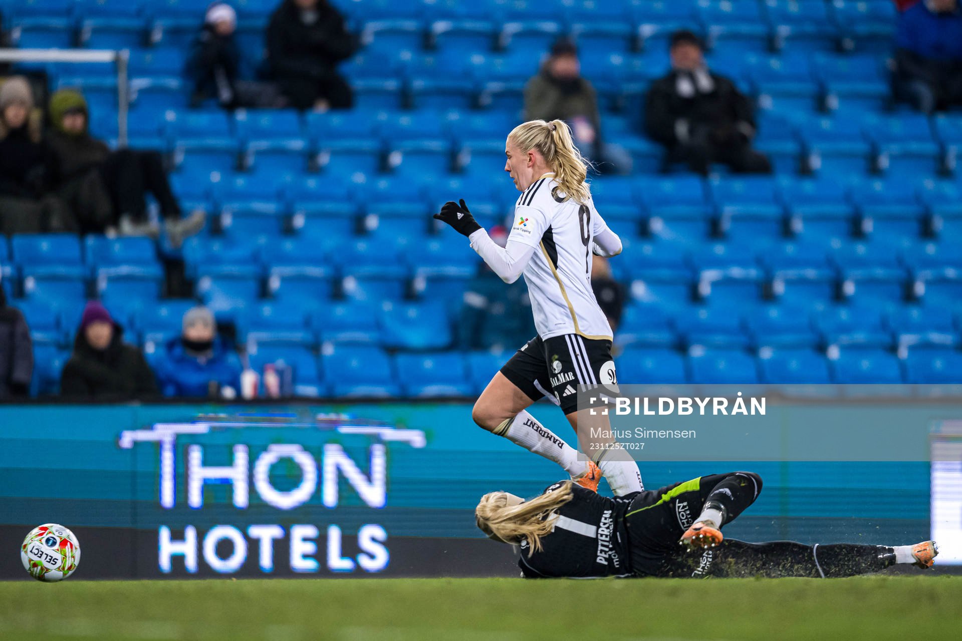Emilie Nautnes of Rosenborg and Guro Pettersen of Vålerenga