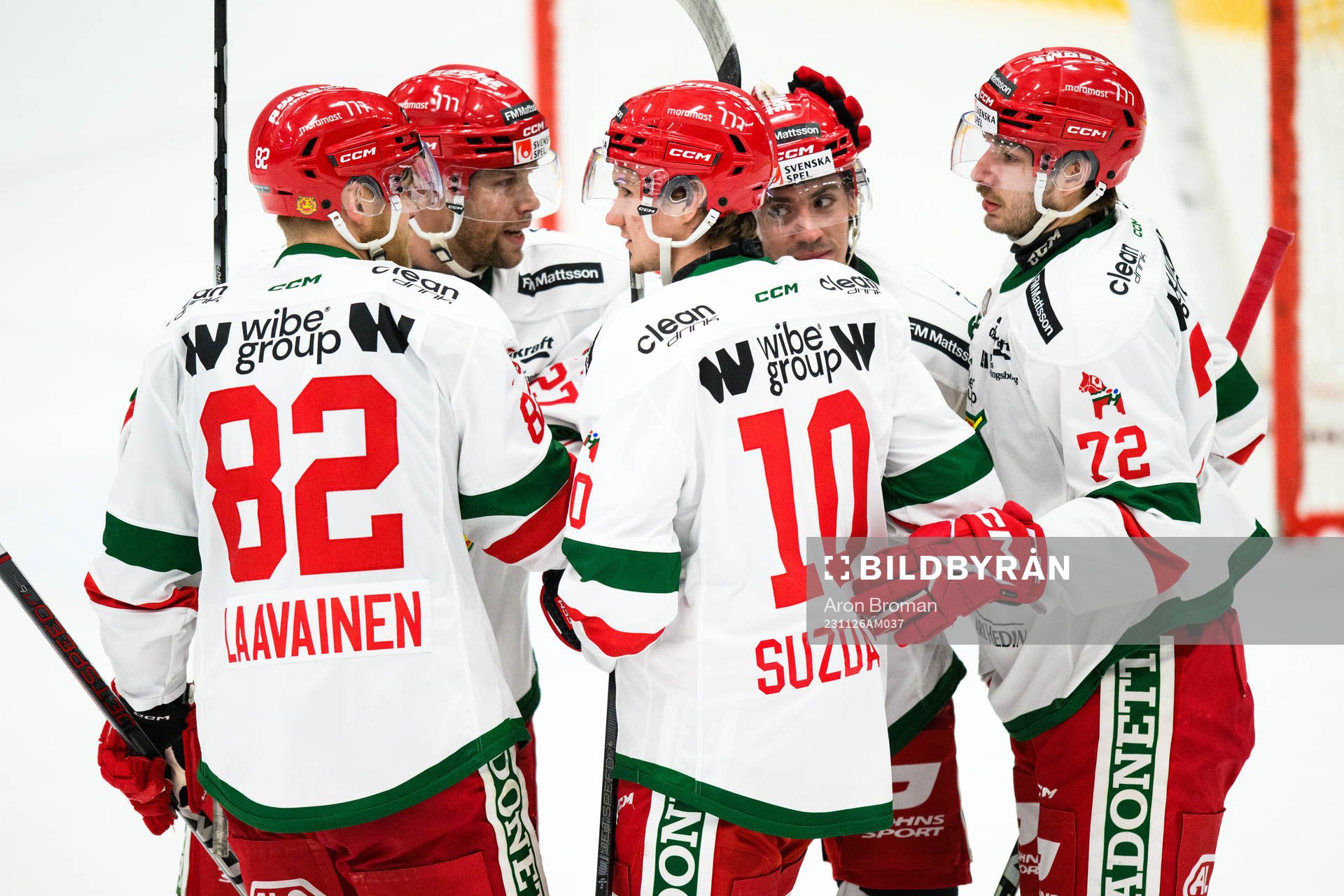 Moras Alexander Suzdalev jublar med lagkamrater