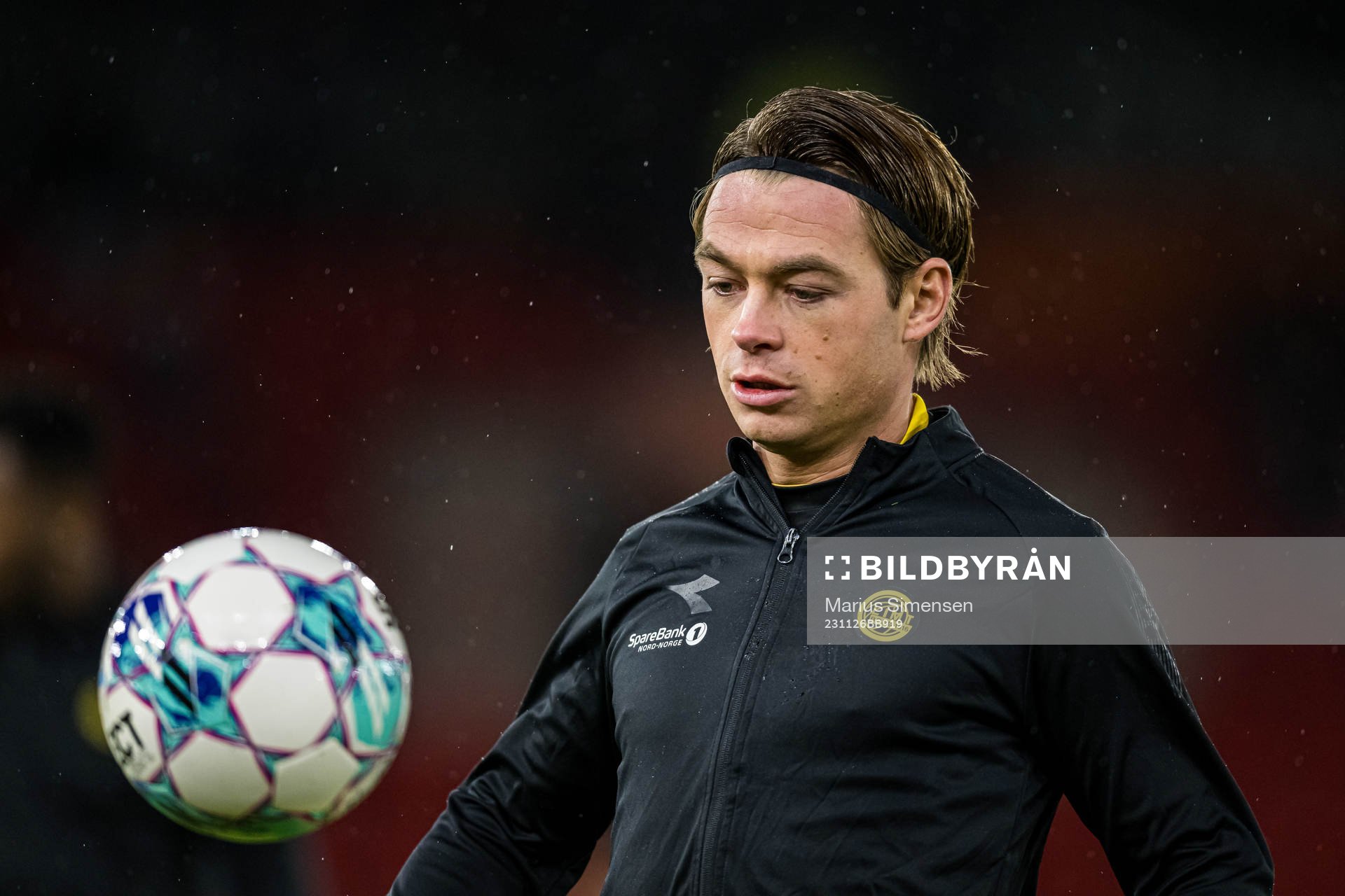 Patrick Berg of Bodø/Glimt warms up