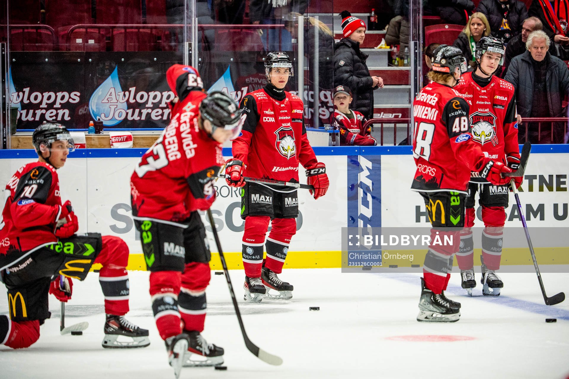 Malmö Redhawks spelare värmer upp innan ishockeymatchen i