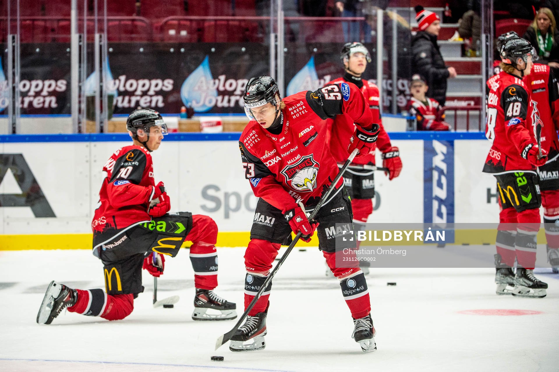 Malmö Redhawks Albert Sjöberg värmer upp innan