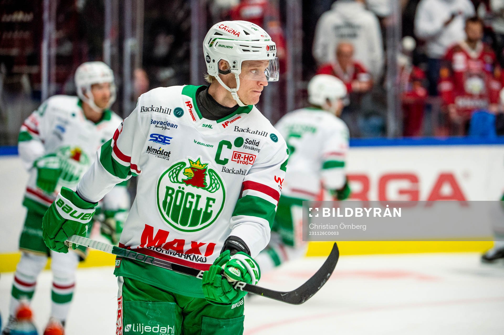 Rögles Anton Bengtsson värmer upp innan ishockeymatchen i