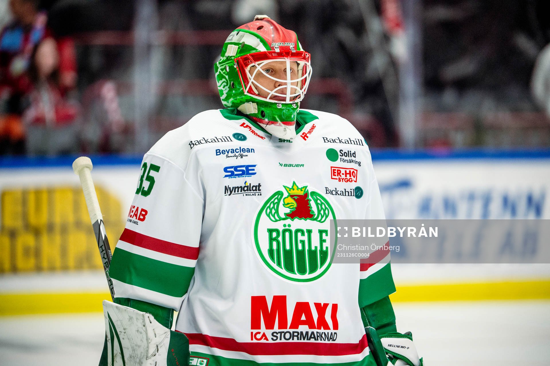 Rögles målvakt Alexander Hellnemo värmer upp innan