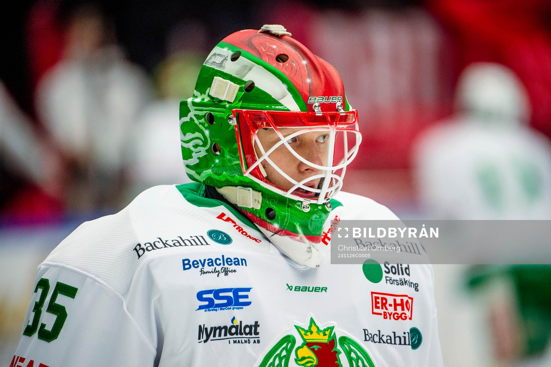 Rögles målvakt Alexander Hellnemo värmer upp innan