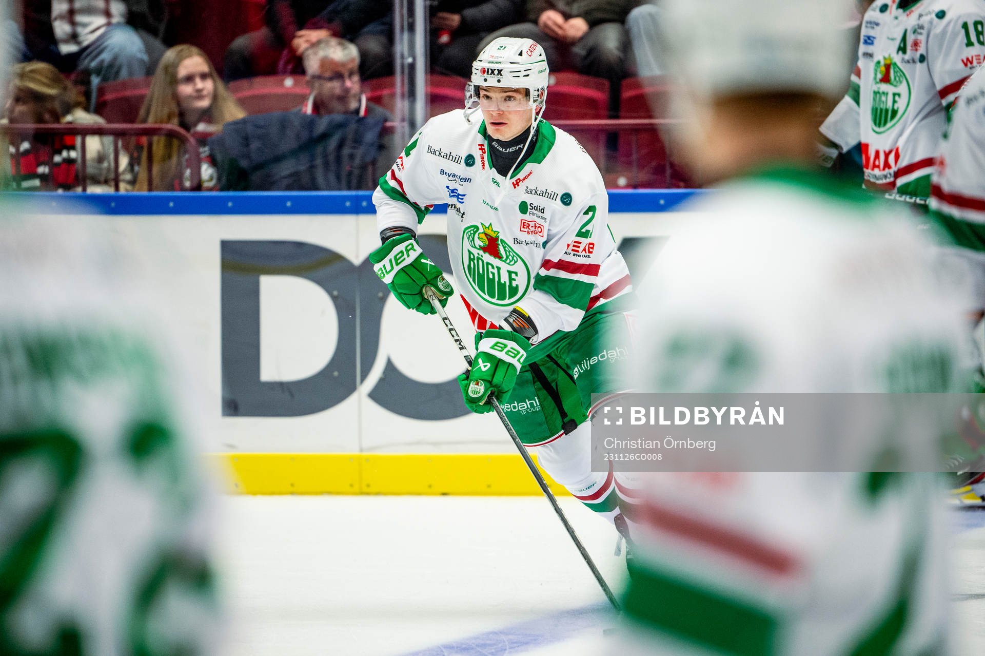 Rögles Henry Bowlby värmer upp innan ishockeymatchen i