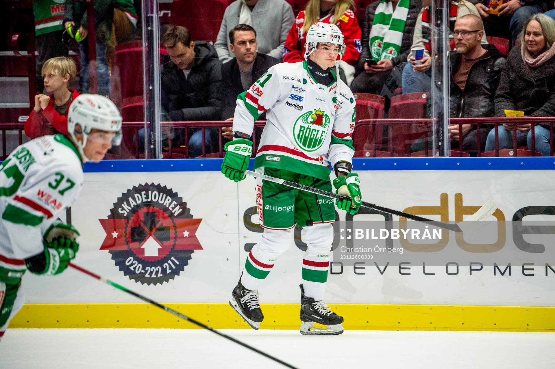 Rögles Henry Bowlby värmer upp innan ishockeymatchen i