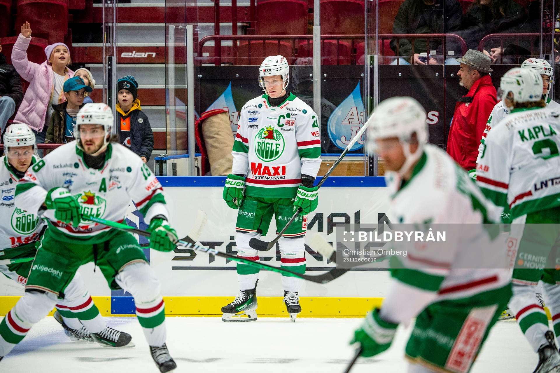 Rögles Anton Bengtsson värmer upp innan ishockeymatchen i