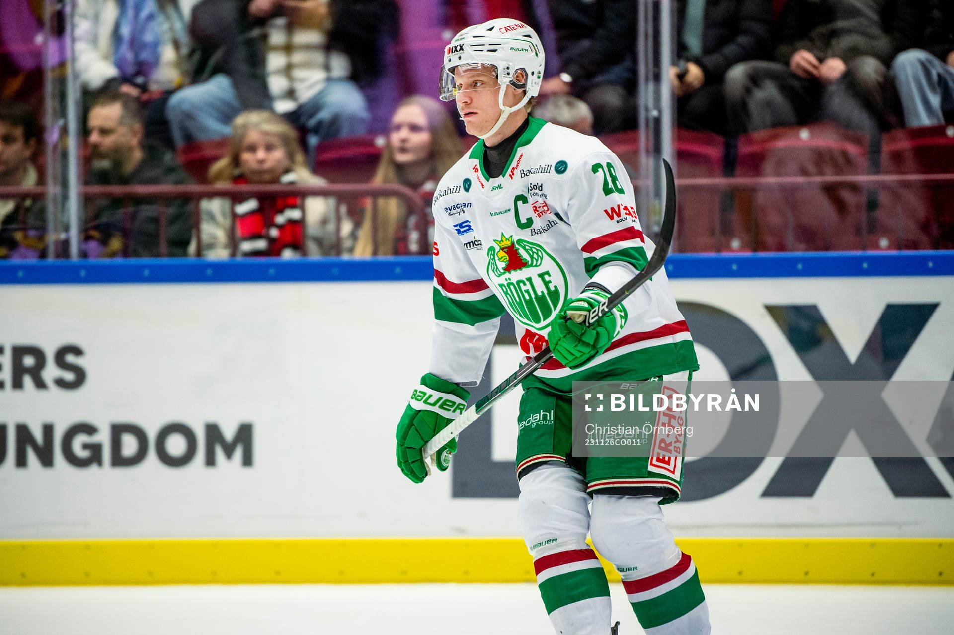 Rögles Anton Bengtsson värmer upp innan ishockeymatchen i