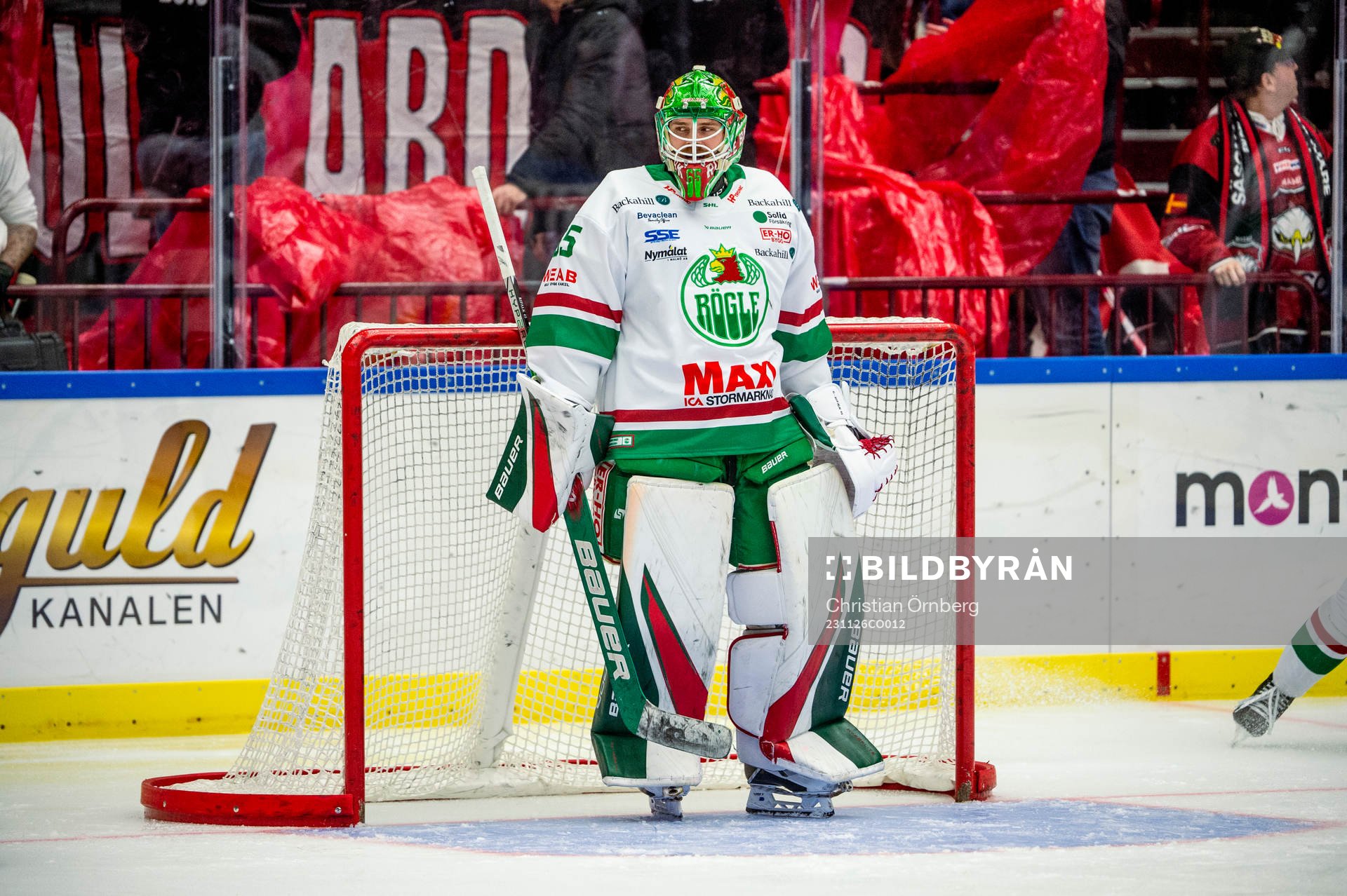 Rögles målvakt Alexander Hellnemo värmer upp innan