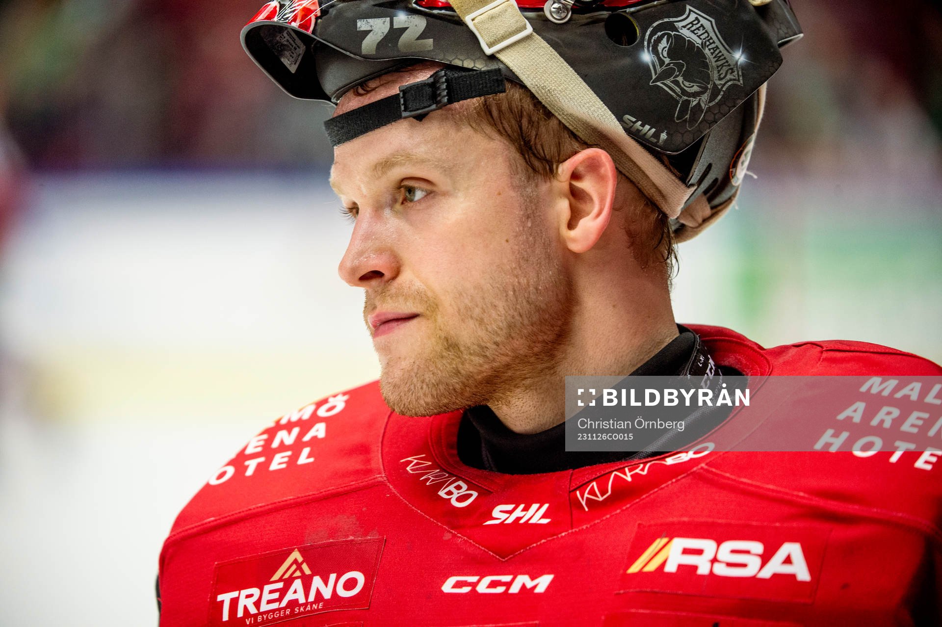 Malmö målvakt Daniel Marmenlind värmer upp innan