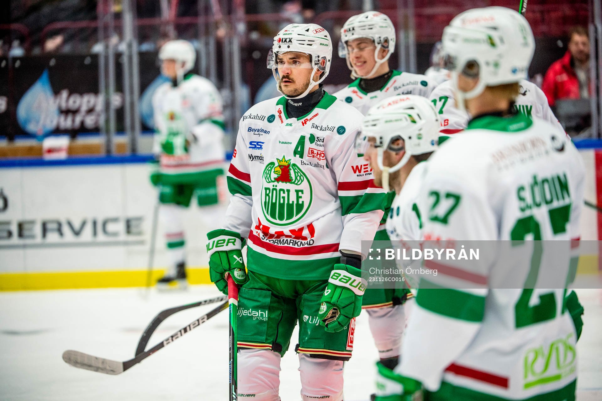 Rögles Brady Ferguson värmer upp innan ishockeymatchen i