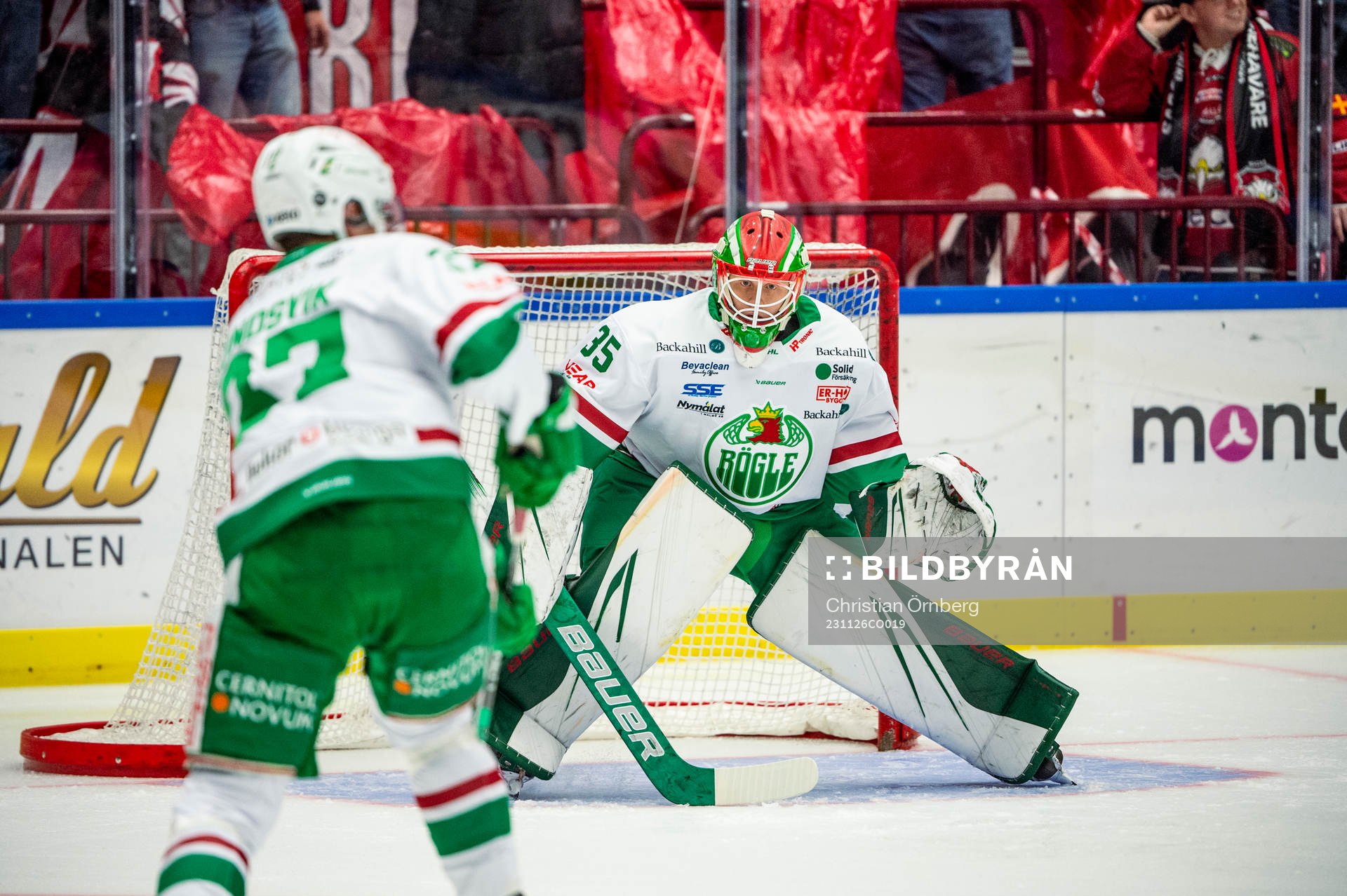 Rögles målvakt Alexander Hellnemo värmer upp innan