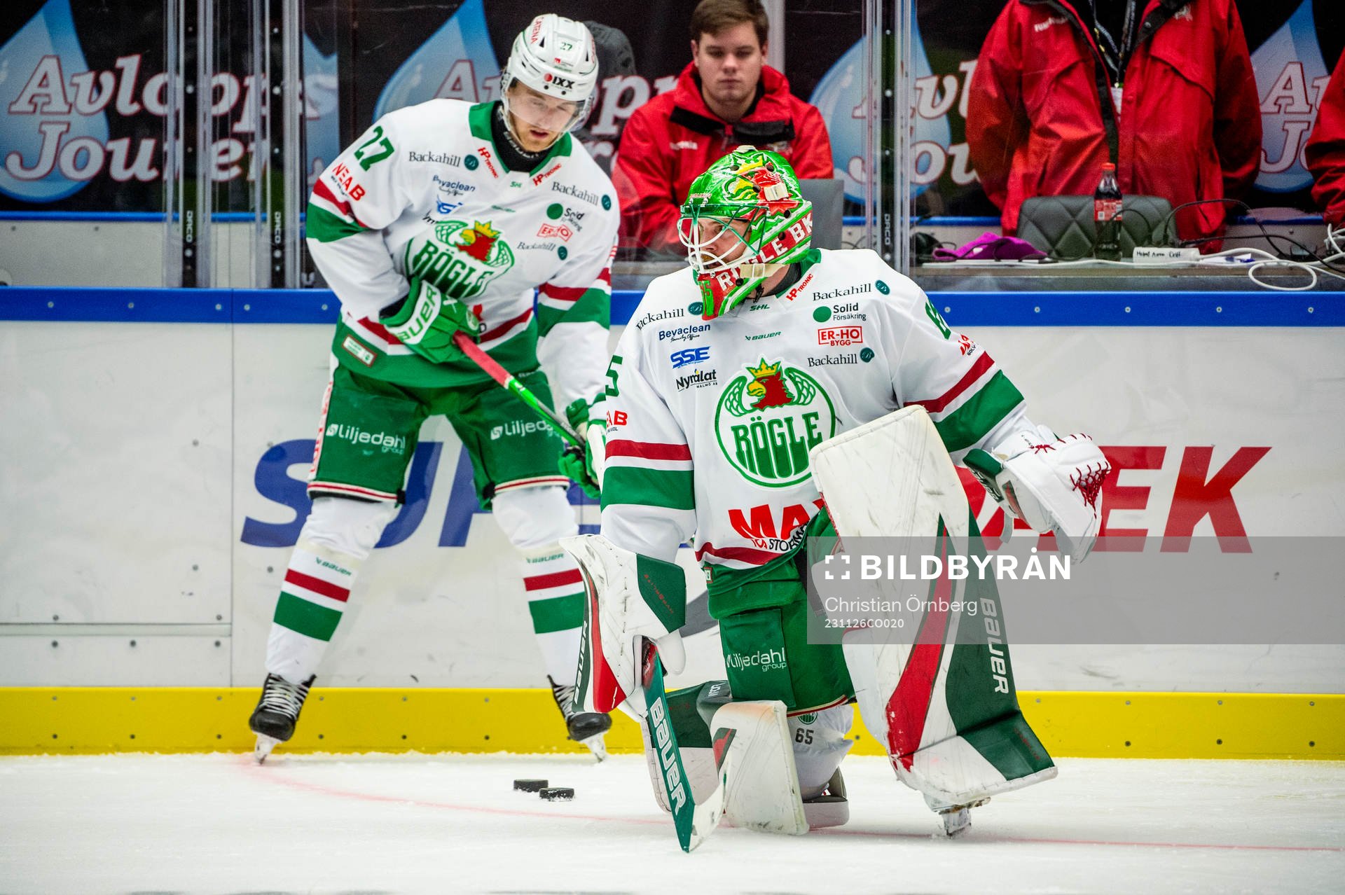 Rögles målvakt Christoffer Rifalk värmer upp innan