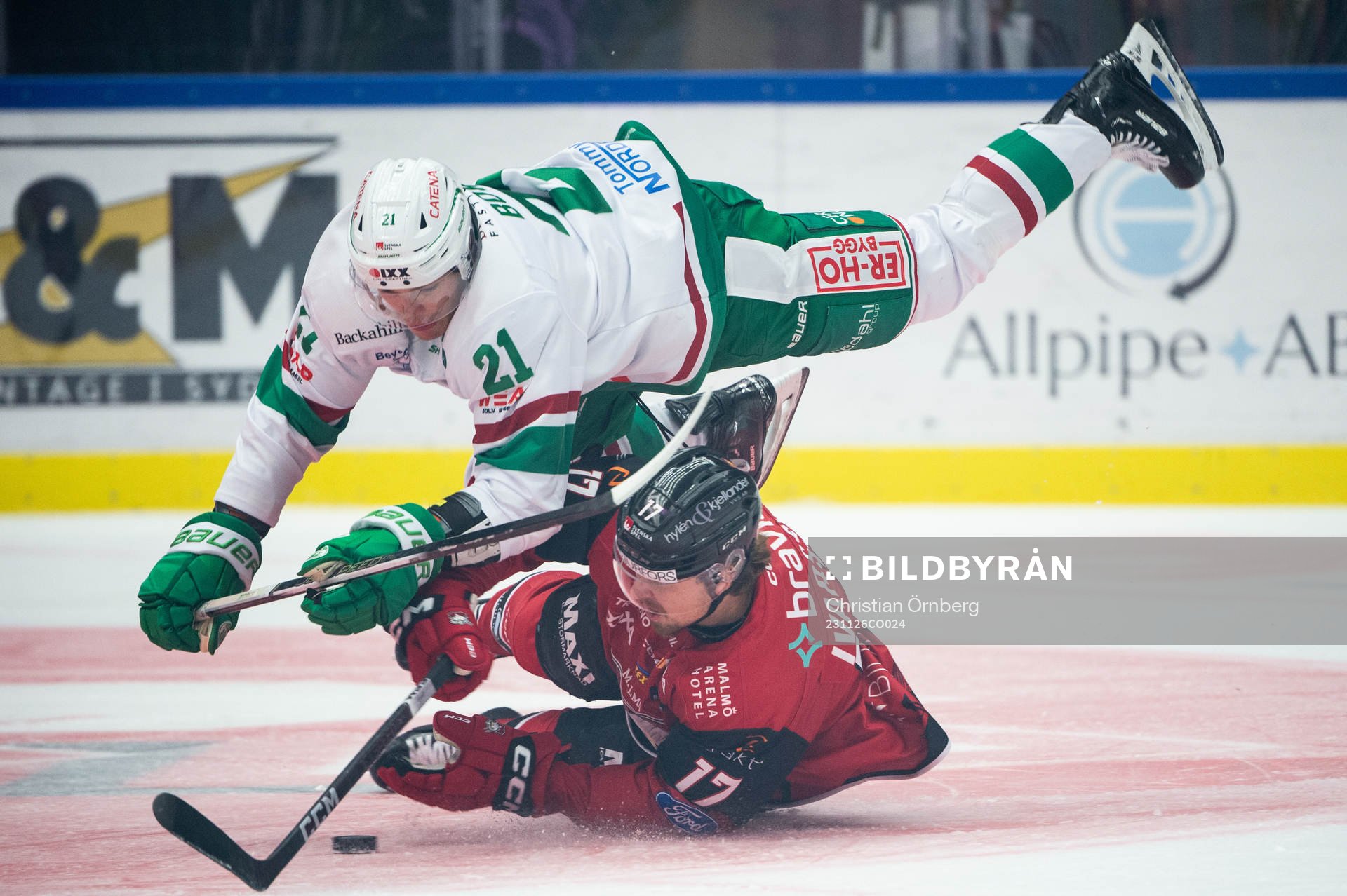 Rögles Henry Bowlby och Malmö Redhawks Johan Ivarsson
