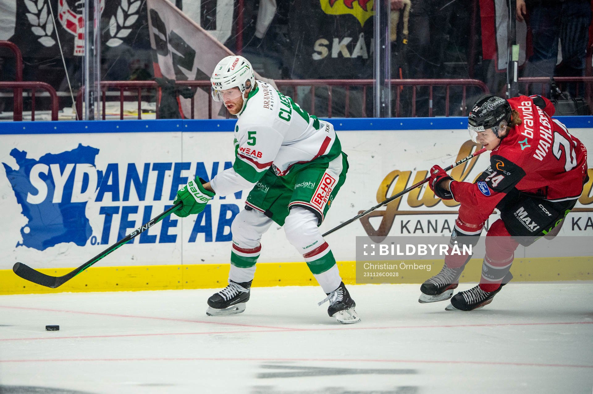 Rögles Ludvig Claesson mot Malmö Redhawks Anton Wahlberg