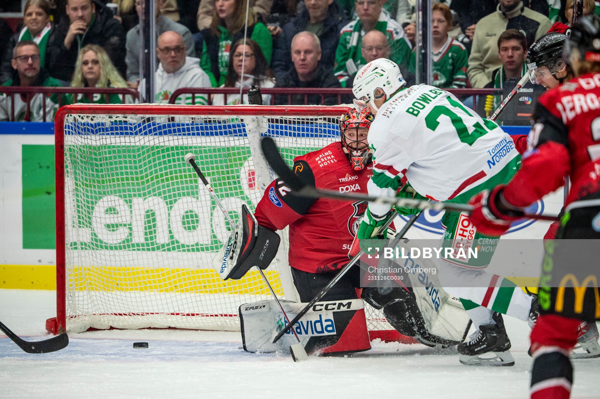 Rögles Henry Bowlby mot Malmö Redhawks målvakt Daniel
