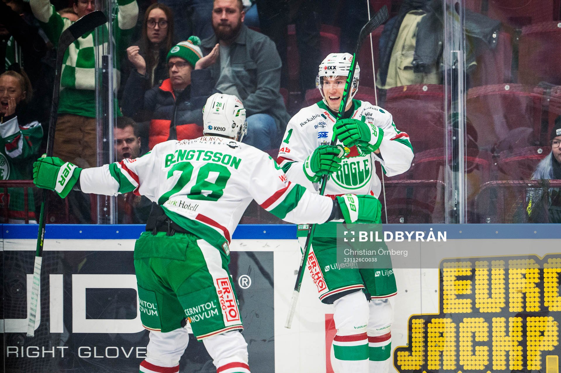 Rögles Adam Tambellini jublar med Anton Bengtsson