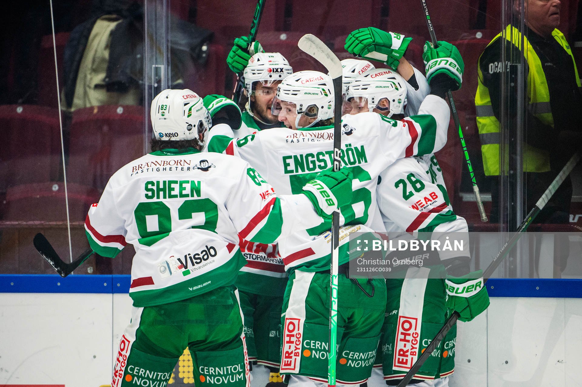Rögles Adam Tambellini jublar med lagkamraterna