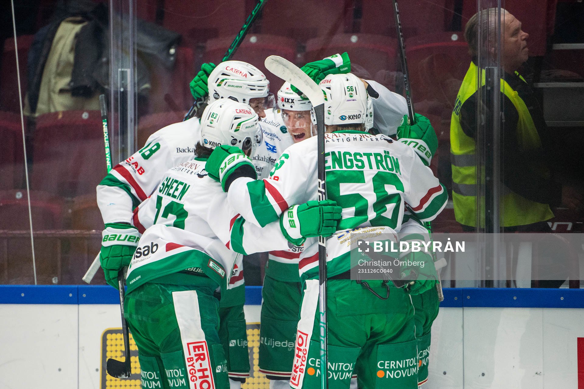 Rögles Adam Tambellini jublar med lagkamraterna