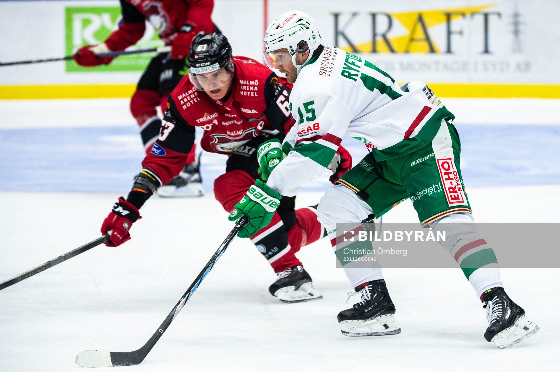 Malmö Redhawks Fredrik Händemark och Rögles Simon Ryfors