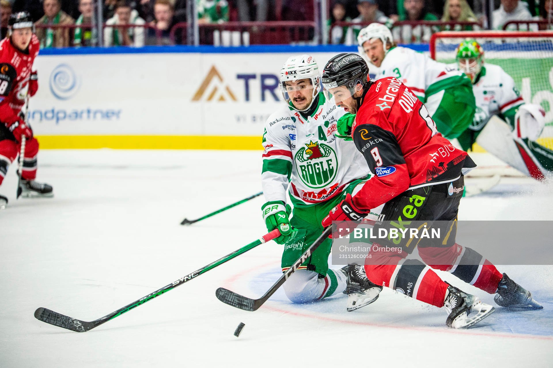 Malmö Redhawks Alan Quine mot Rögles Brady Ferguson