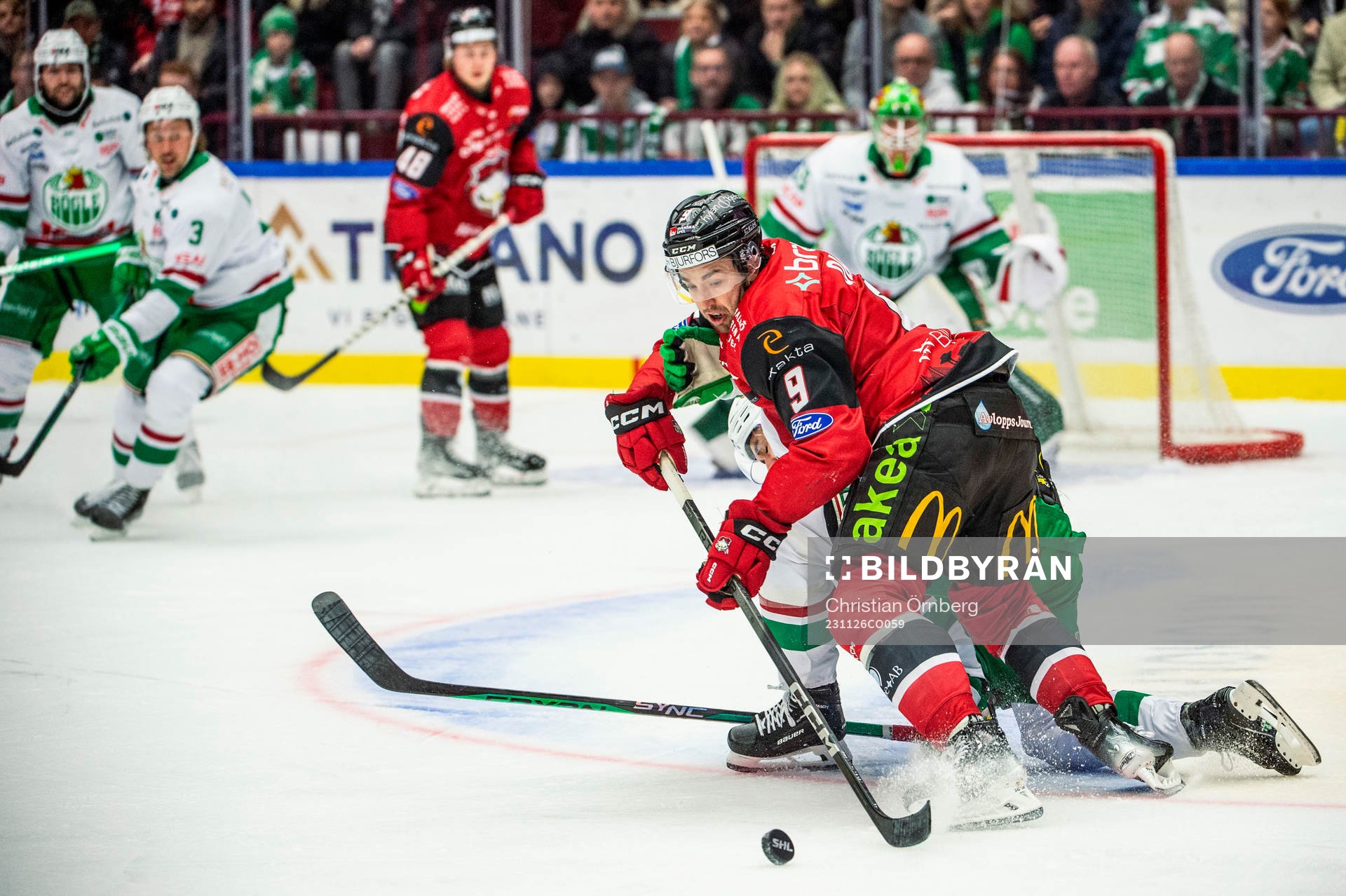 Malmö Redhawks Alan Quine mot Rögles Brady Ferguson