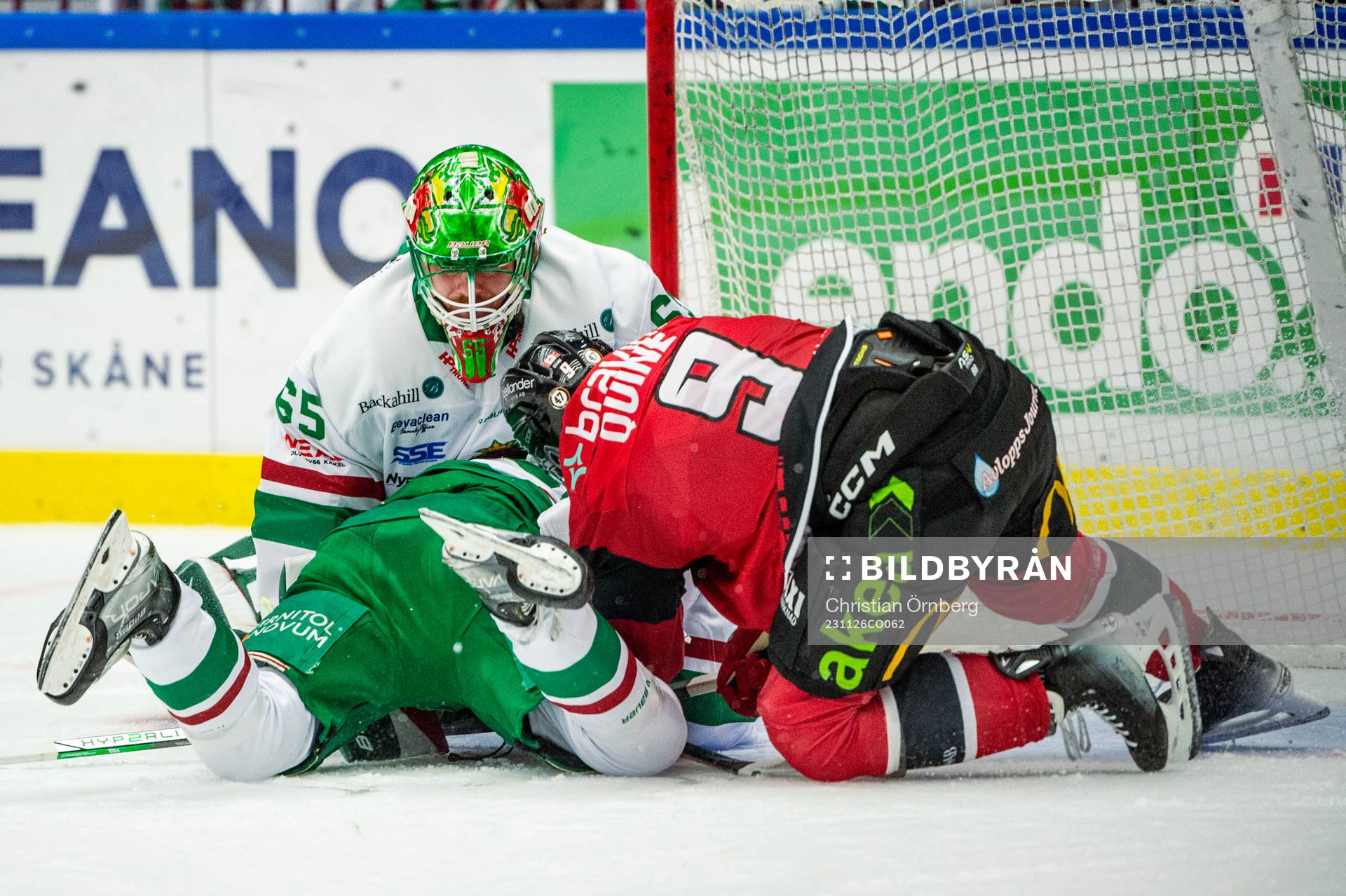 Malmö Redhawks Alan Quine i famnen på Rögles målvakt