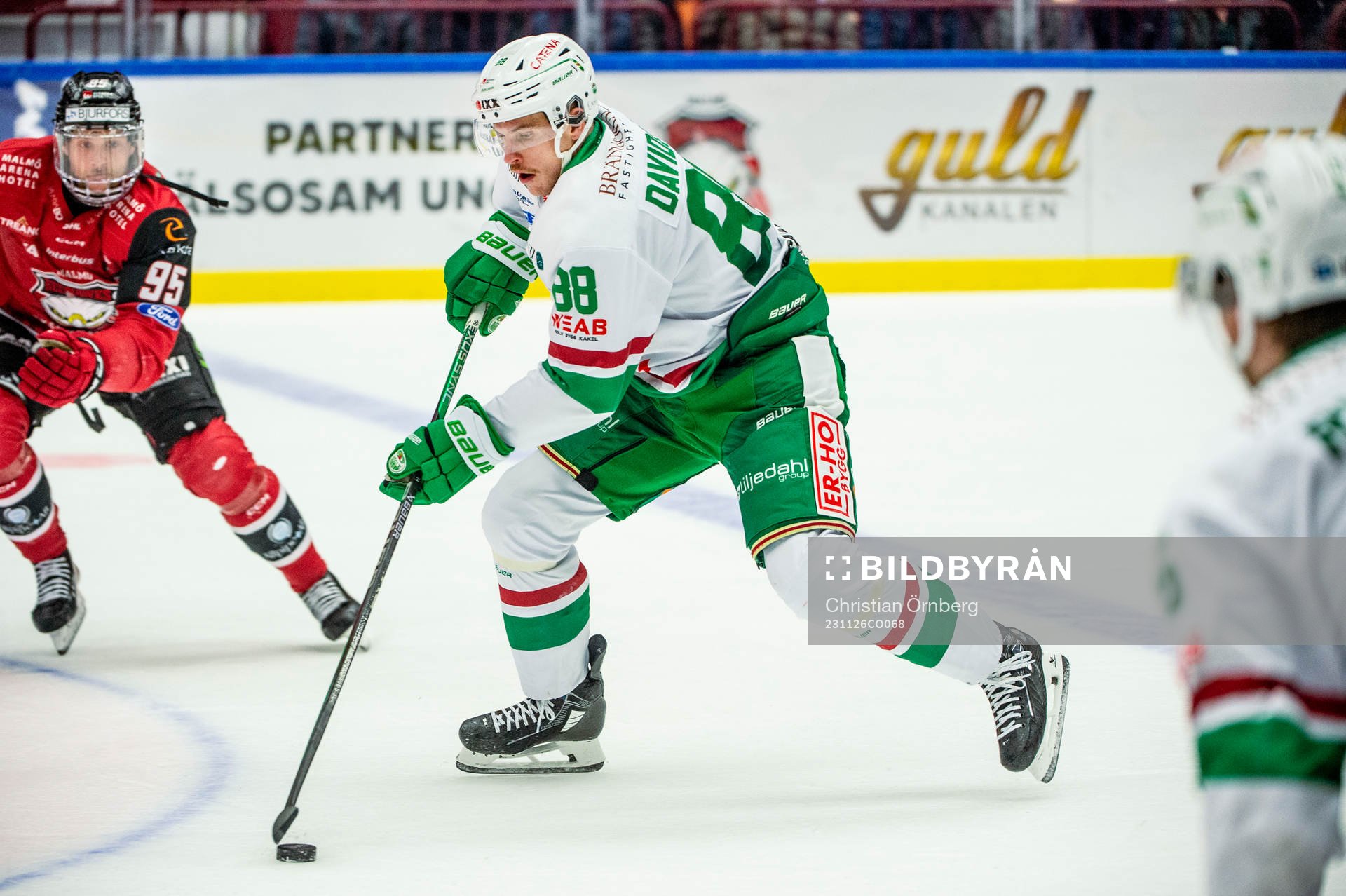 Rögles Brandon Davidson mot Malmö Redhawks Carl Persson
