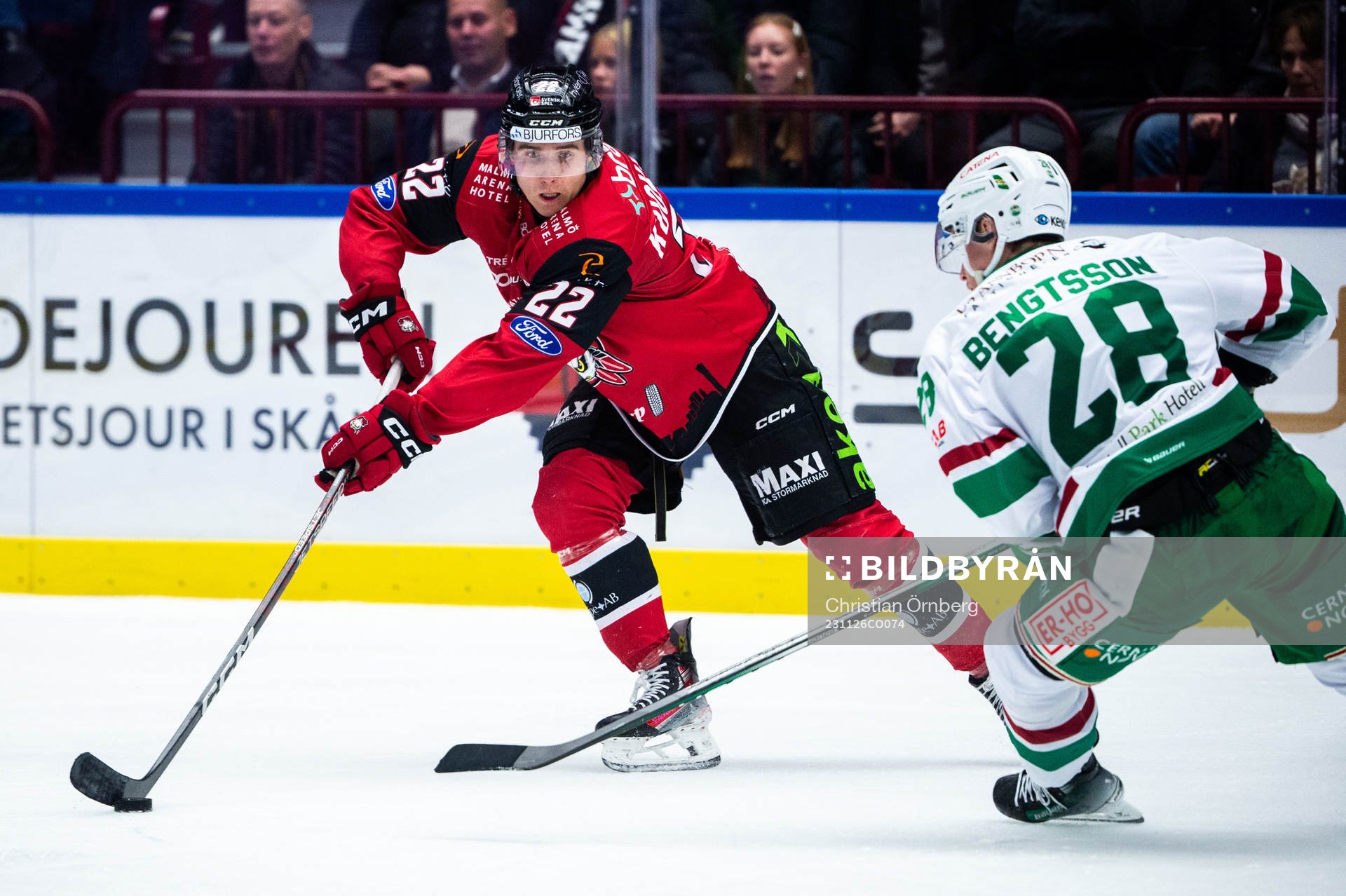 Malmö Redhawks Janne Kuokkanen och Rögles Anton Bengtsson