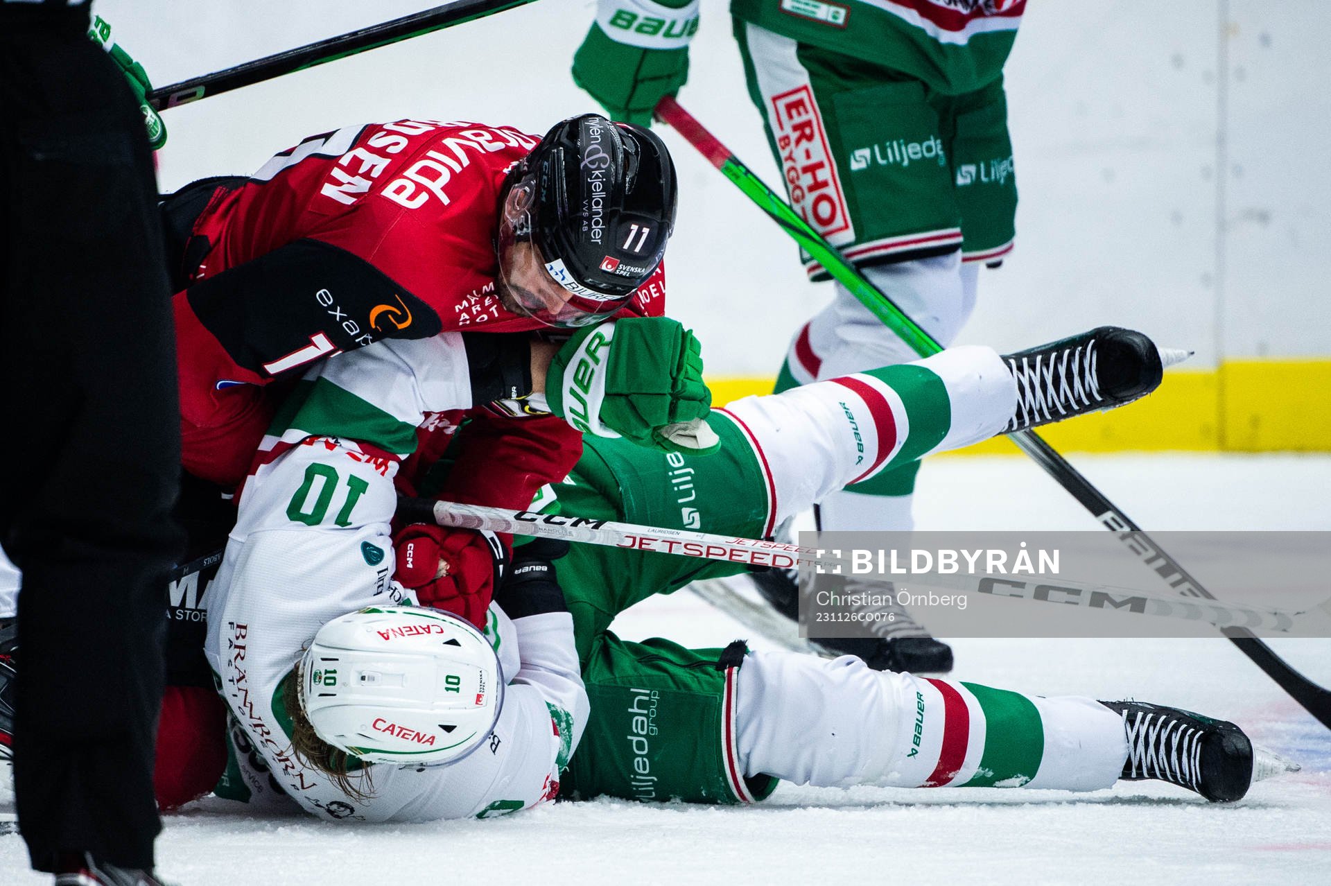 Malmö Redhawks Markus Lauridsen och Rögles Rodrigo Abols
