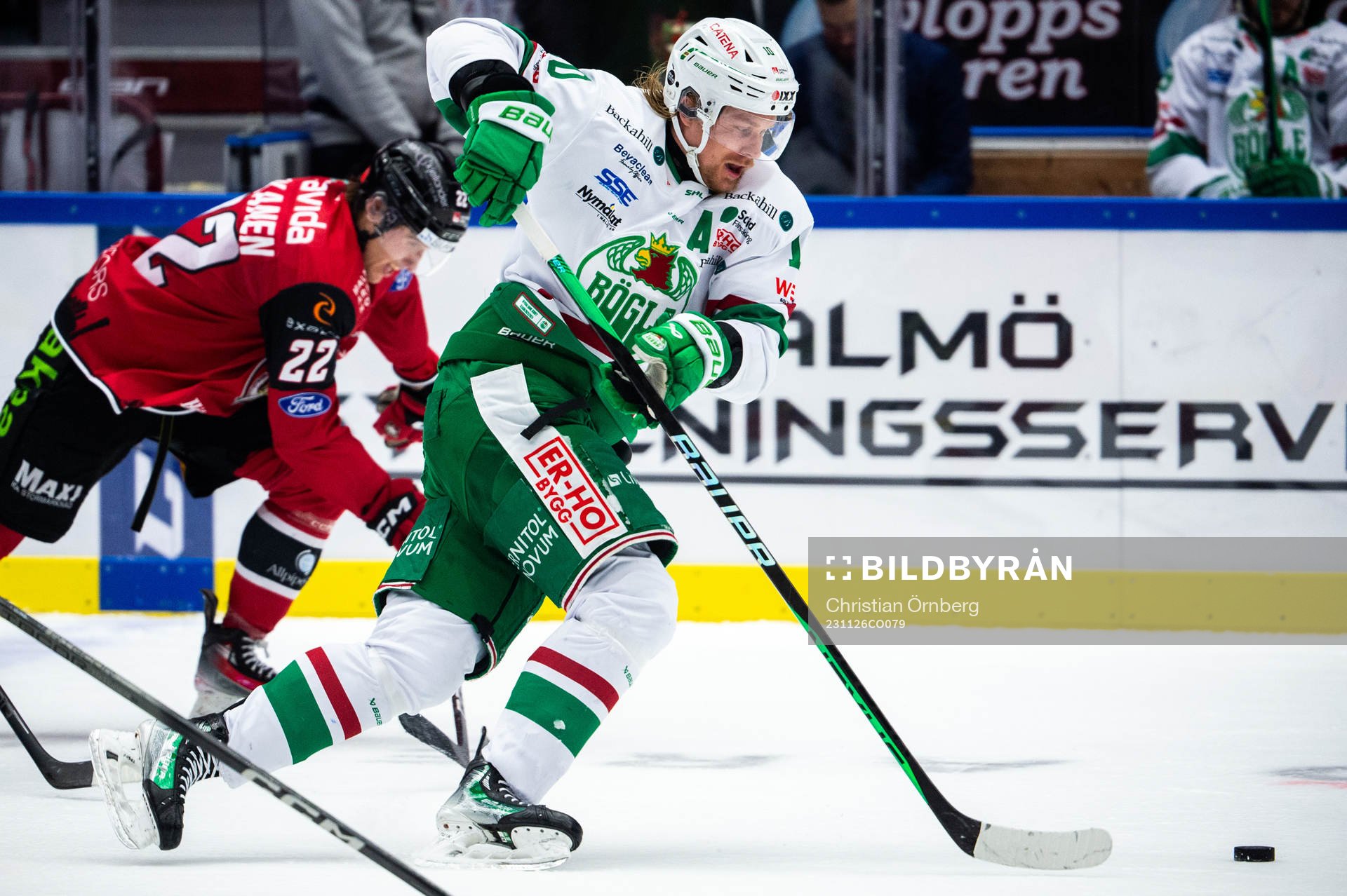 Rögles Rodrigo Abols och Malmö Redhawks Janne Kuokkanen