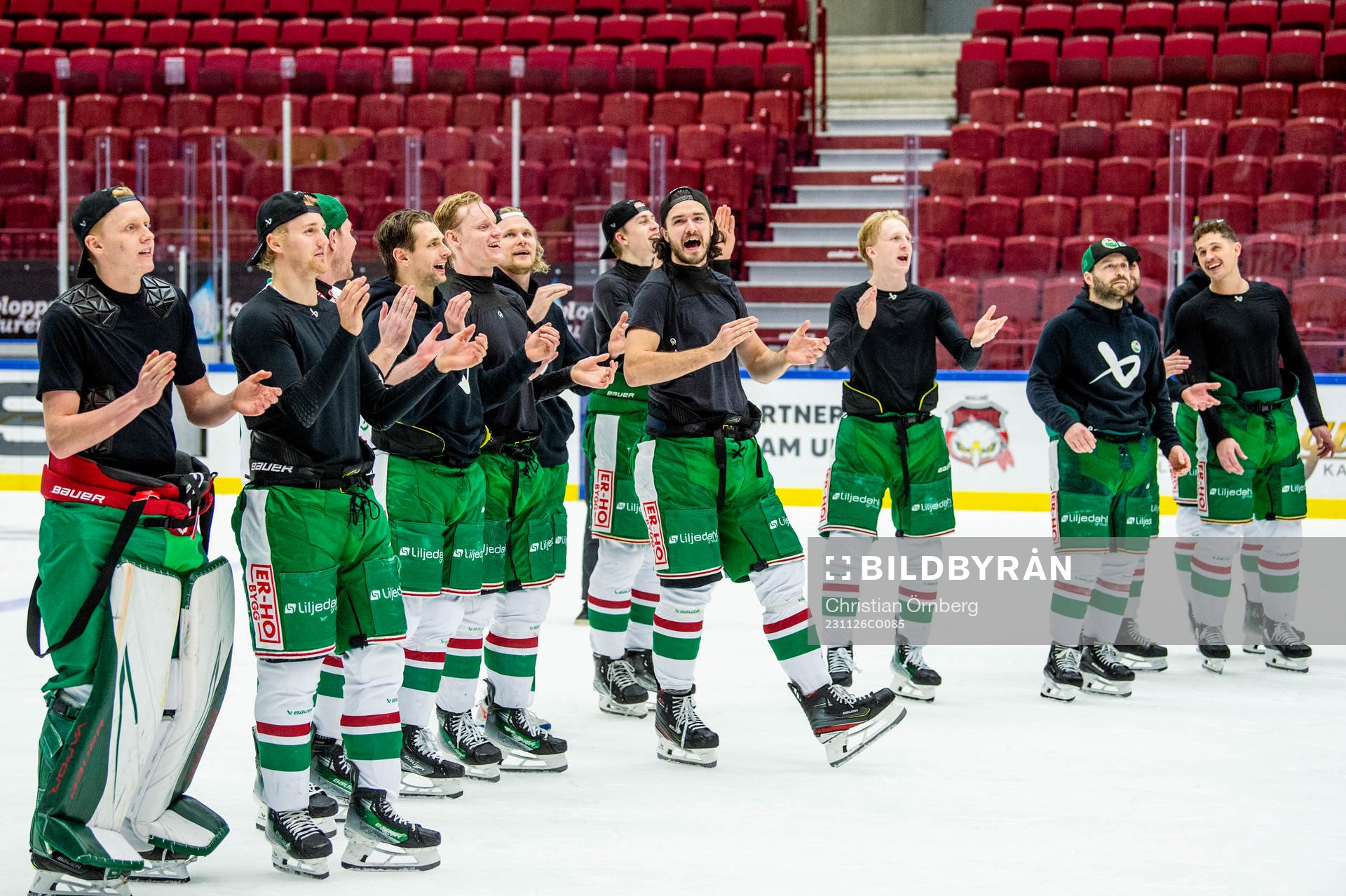 Rögles spelare jublar med supportrarna