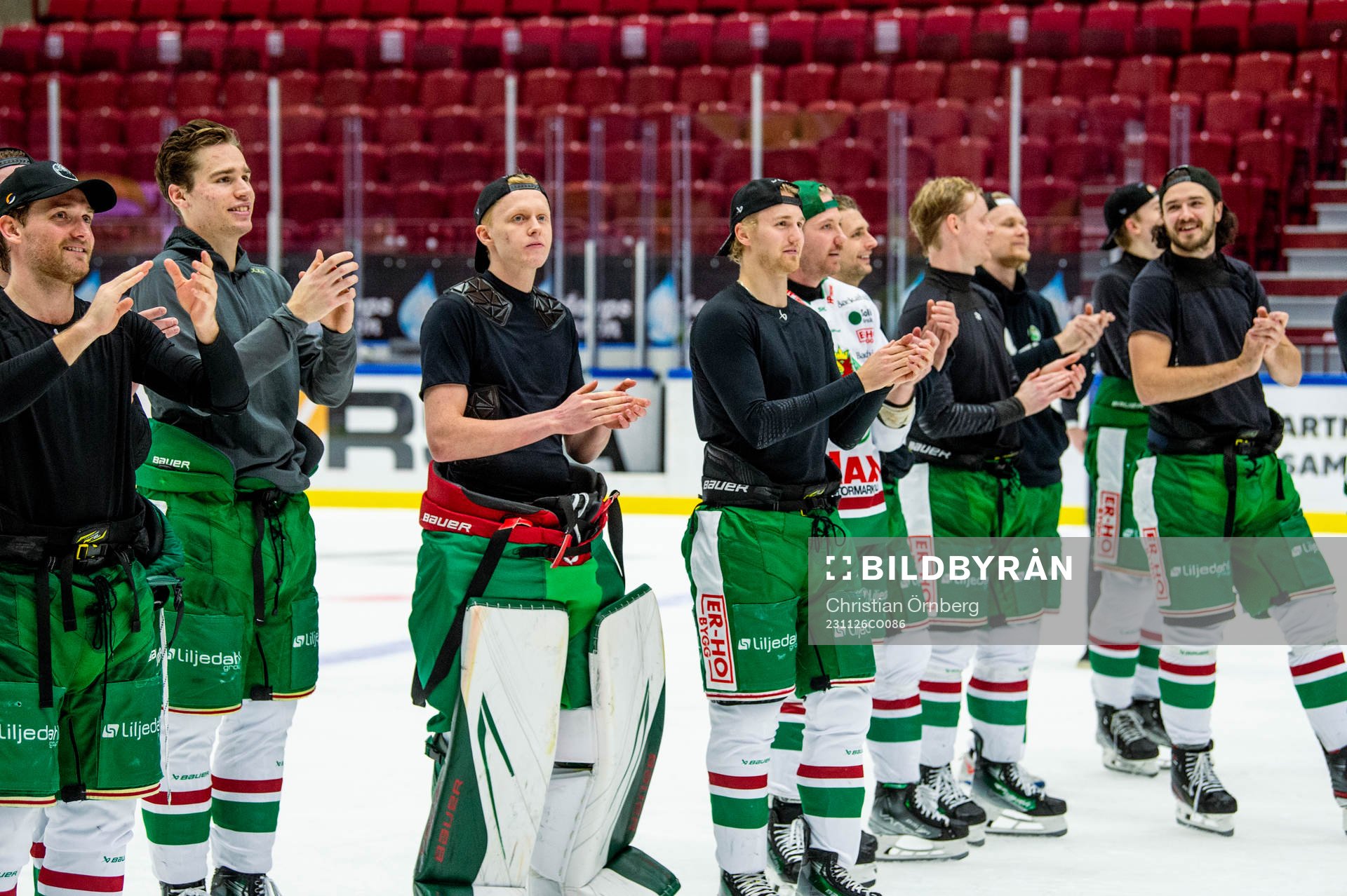 Rögles spelare jublar med supportrarna