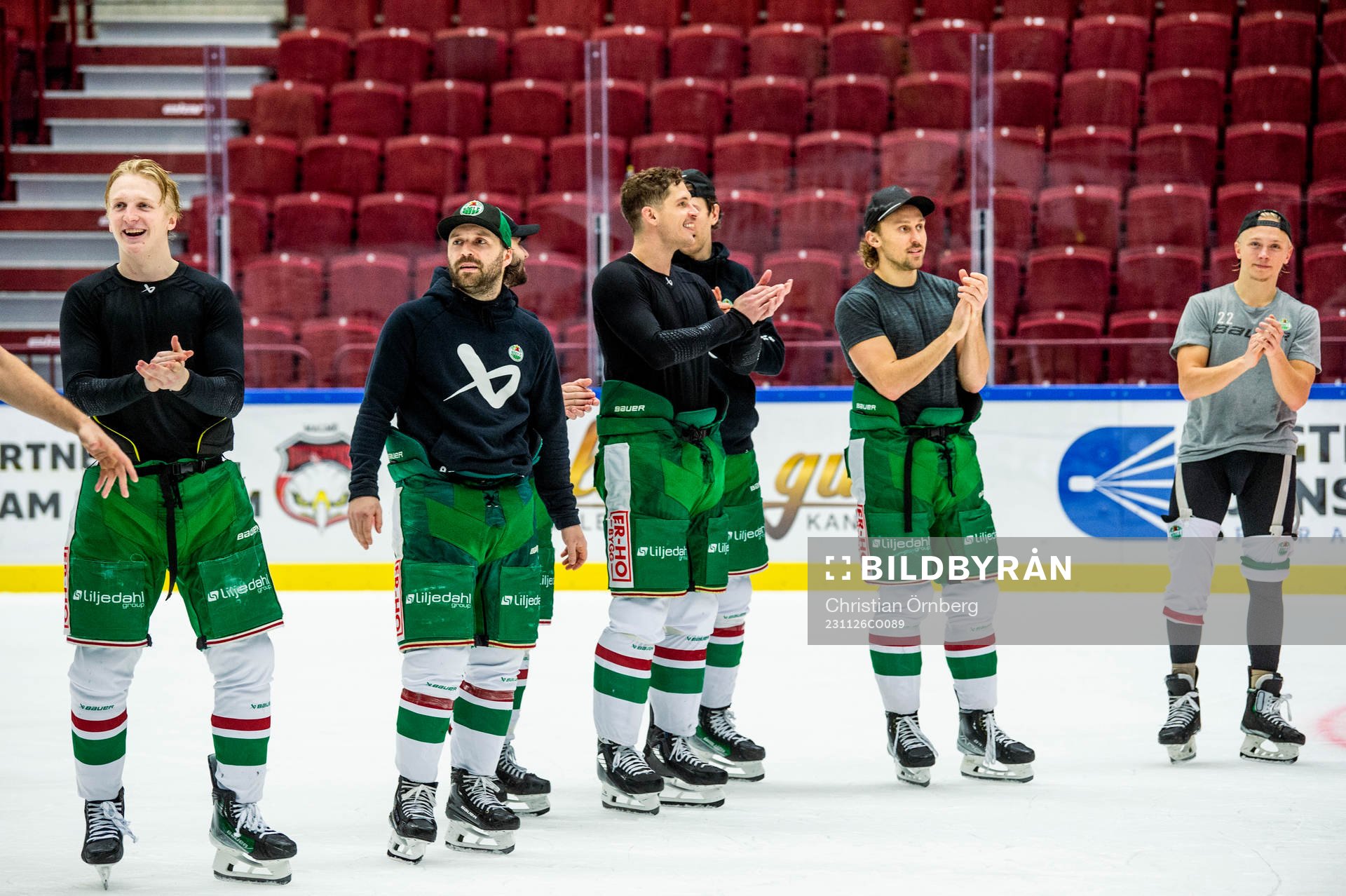 Rögles spelare jublar med supportrarna