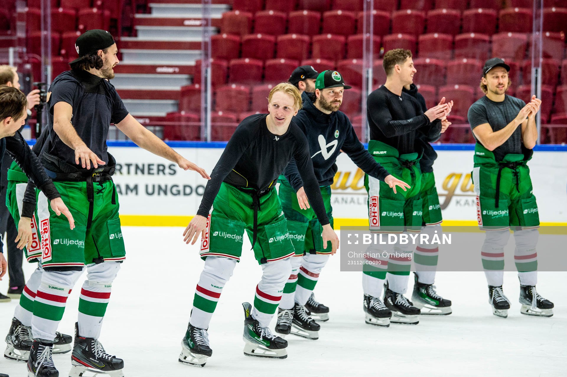 Rögles spelare jublar med supportrarna