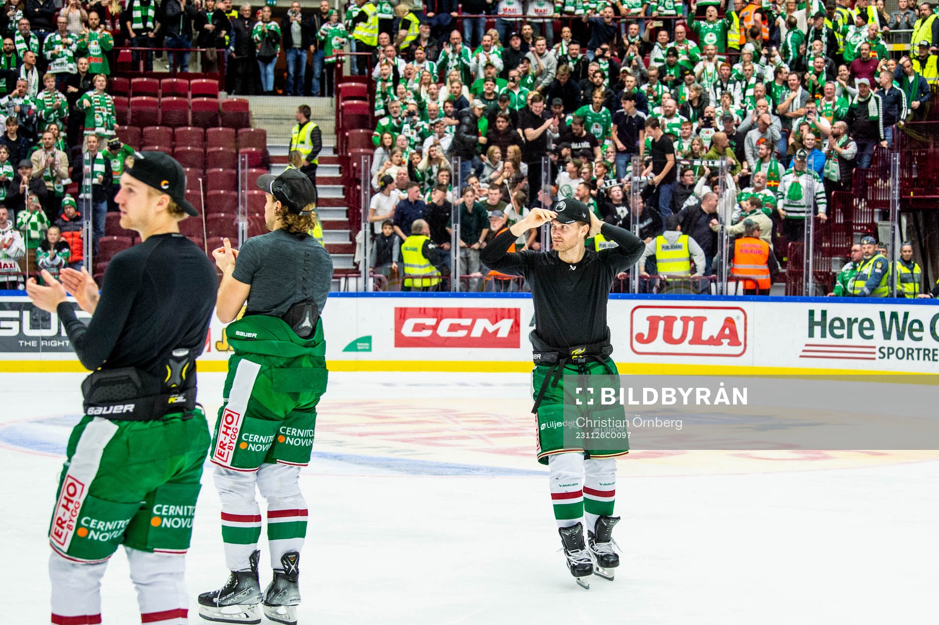 Rögles spelare jublar med supportrarna
