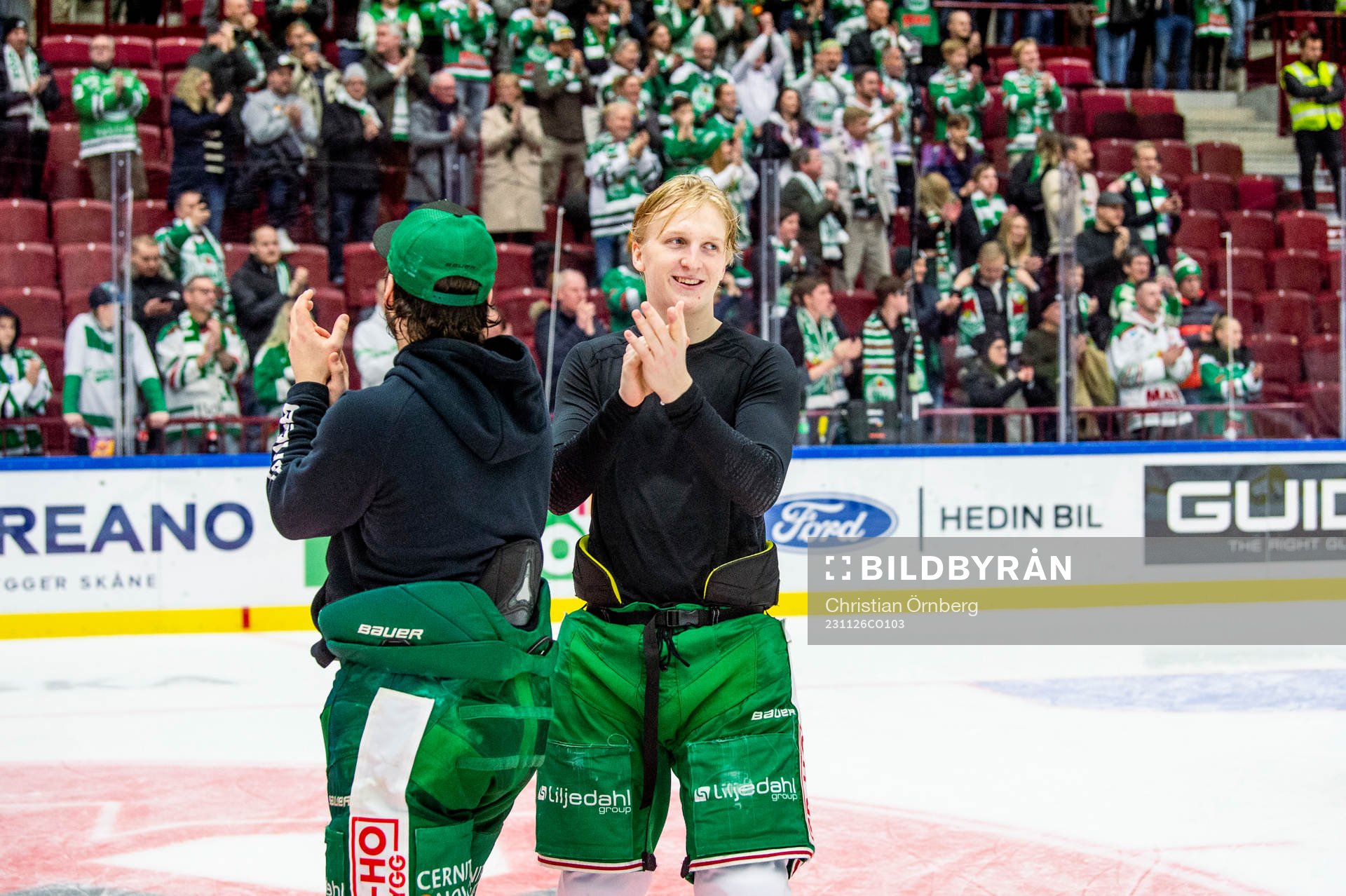 Rögles spelare jublar med supportrarna