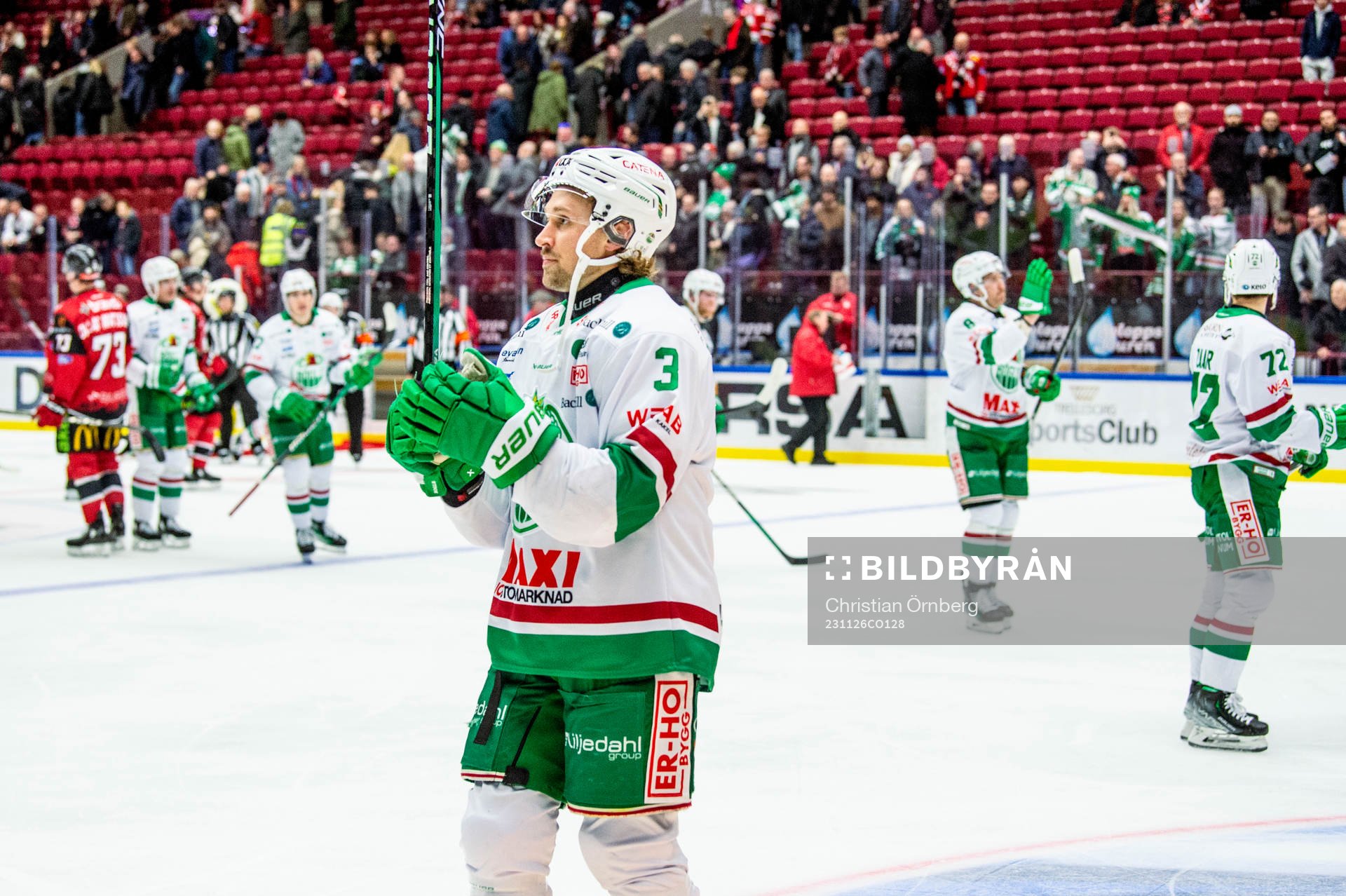 Rögles spelare jublar med supportrarna