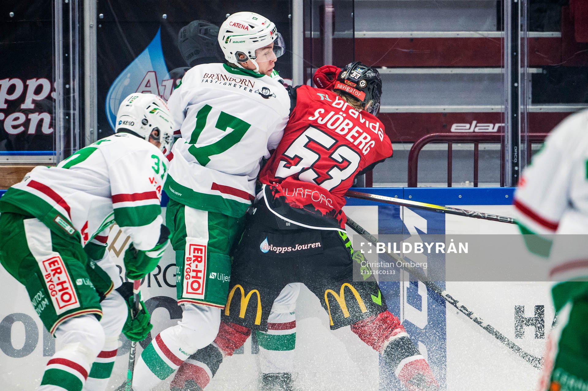 Rögles Simon Zether med Malmö Redhawks Albert Sjöberg
