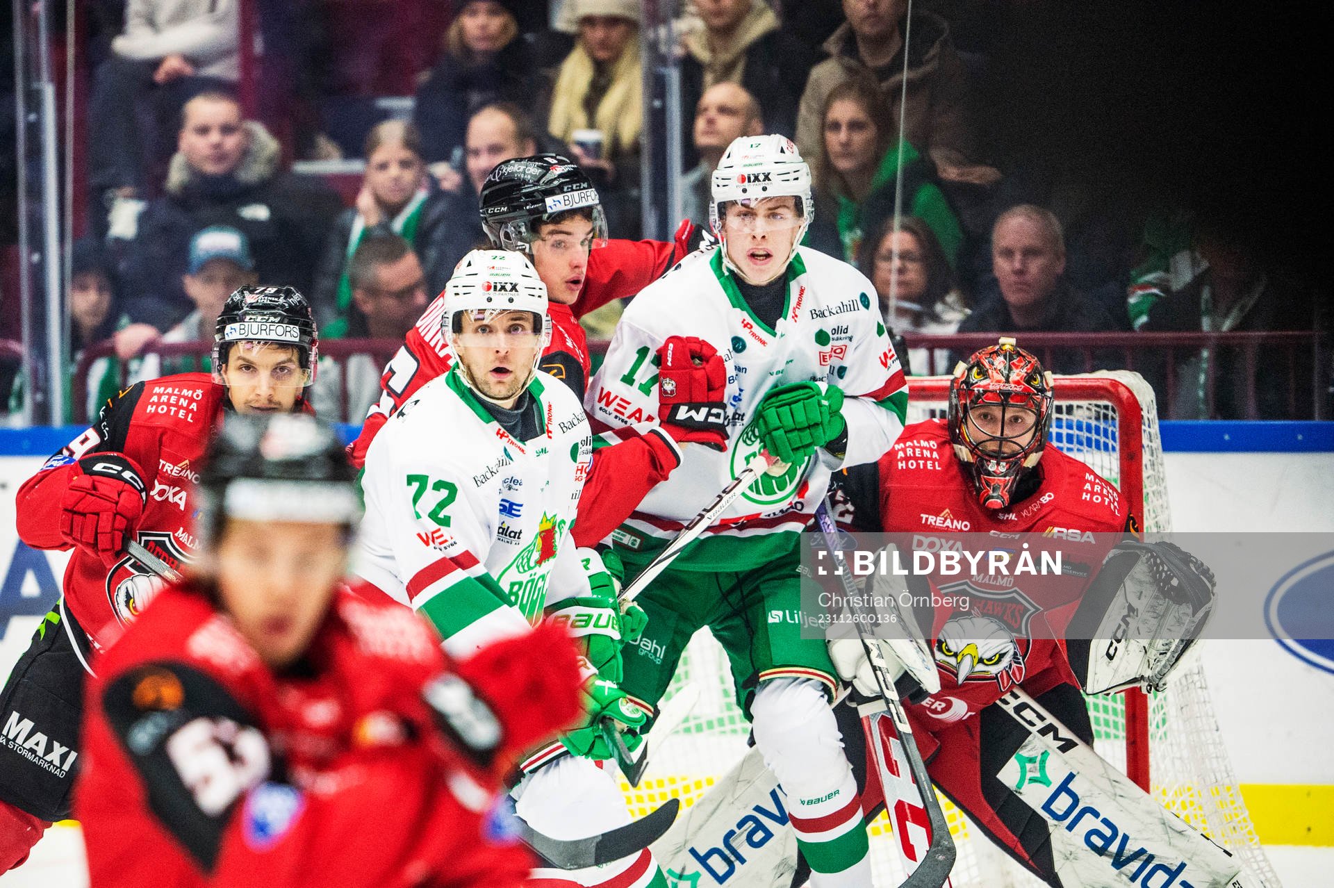 Rögles Simon Zether framför Malmö Redhawks Fredrik
