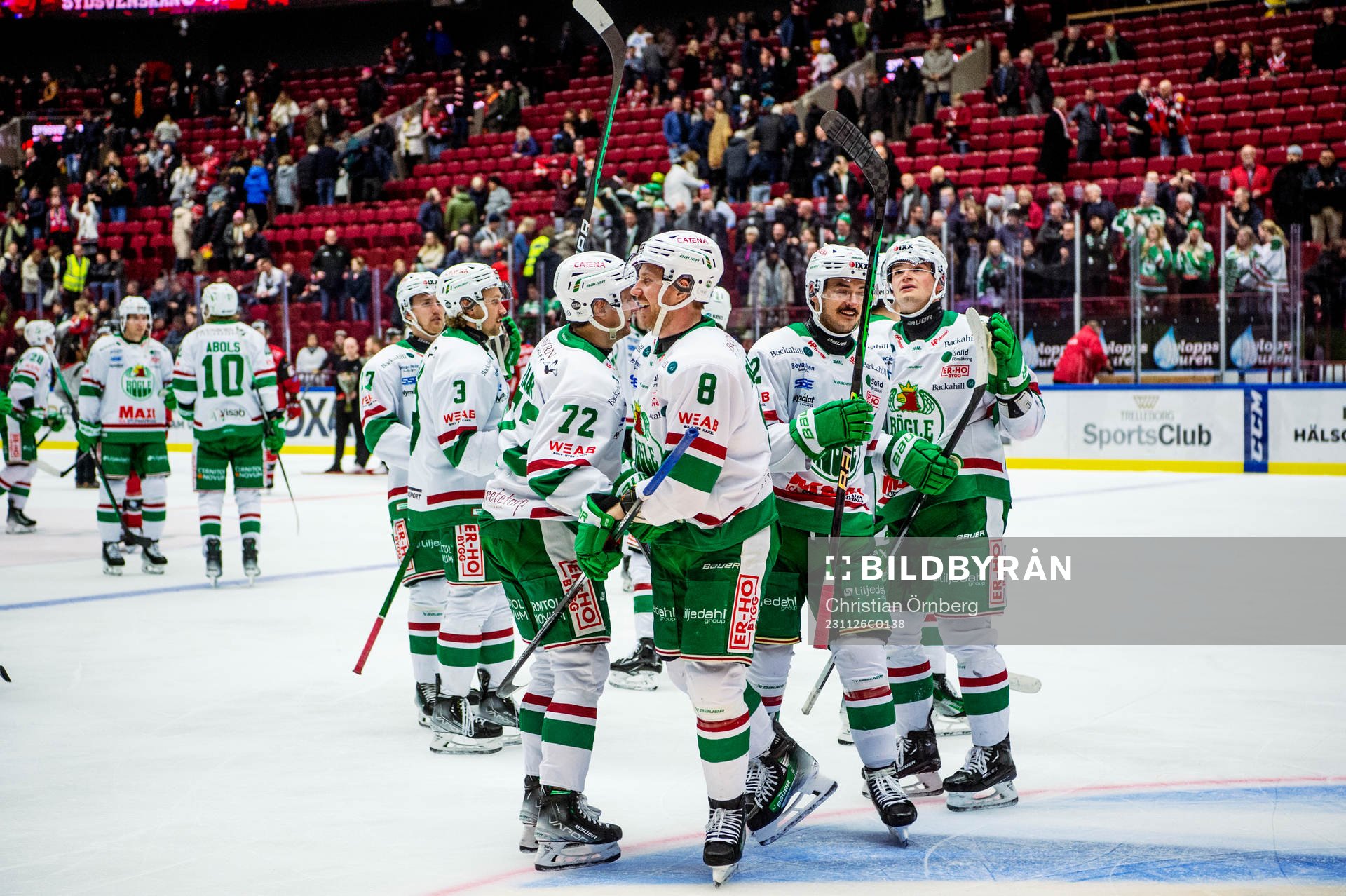 Rögles spelare jublar med supportrarna