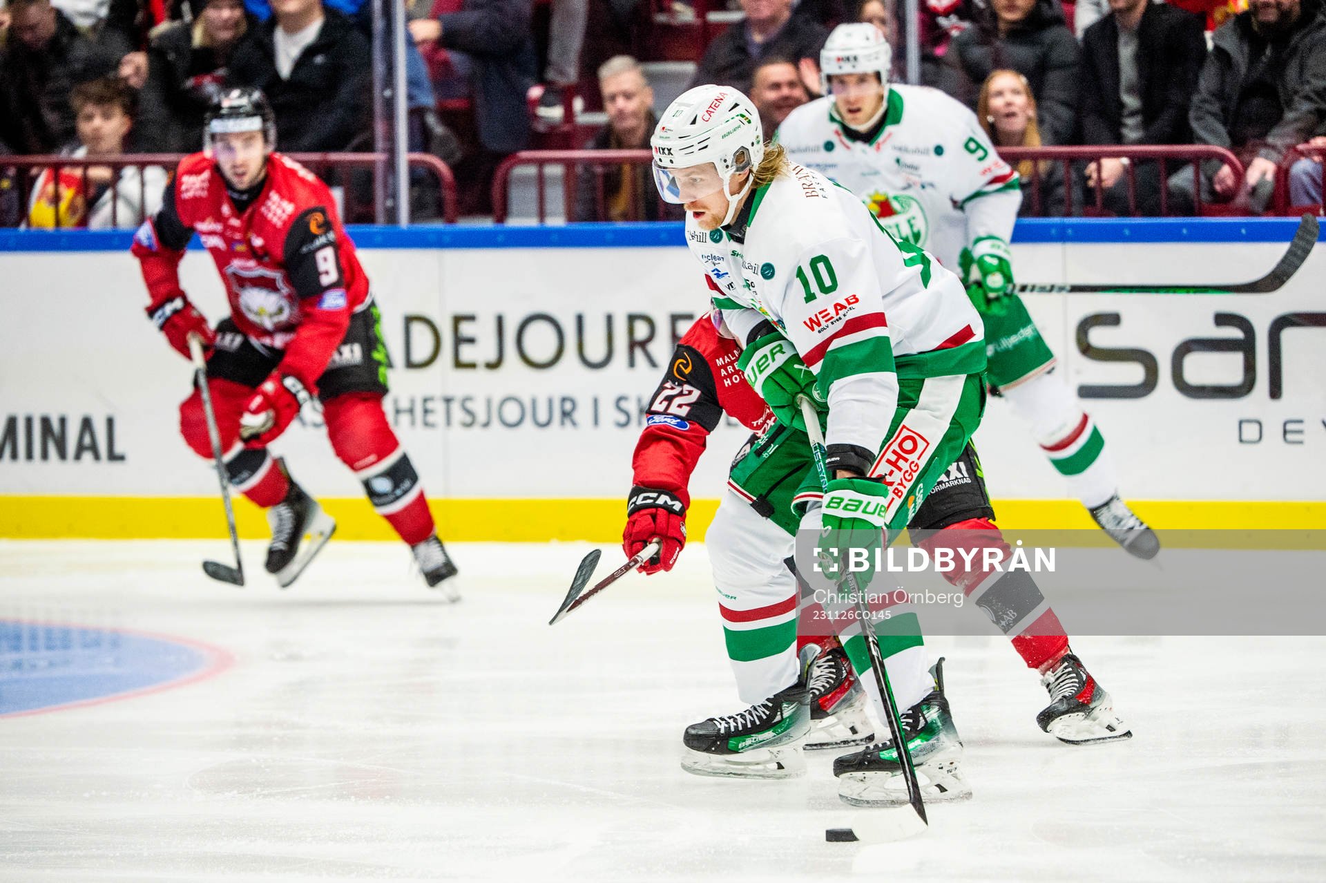 Rögles Rodrigo Abols mot Malmö Redhawks Janne Kuokkanen