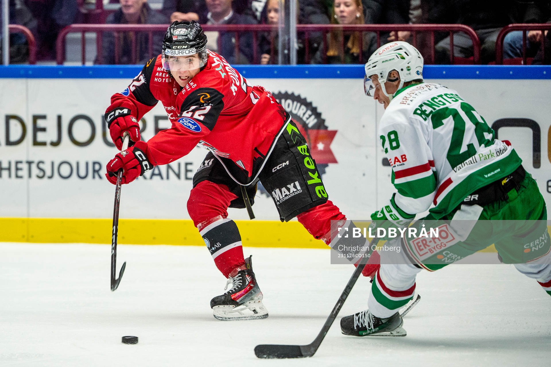 Malmö Redhawks Janne Kuokkanen mot Rögles Anton Bengtsson