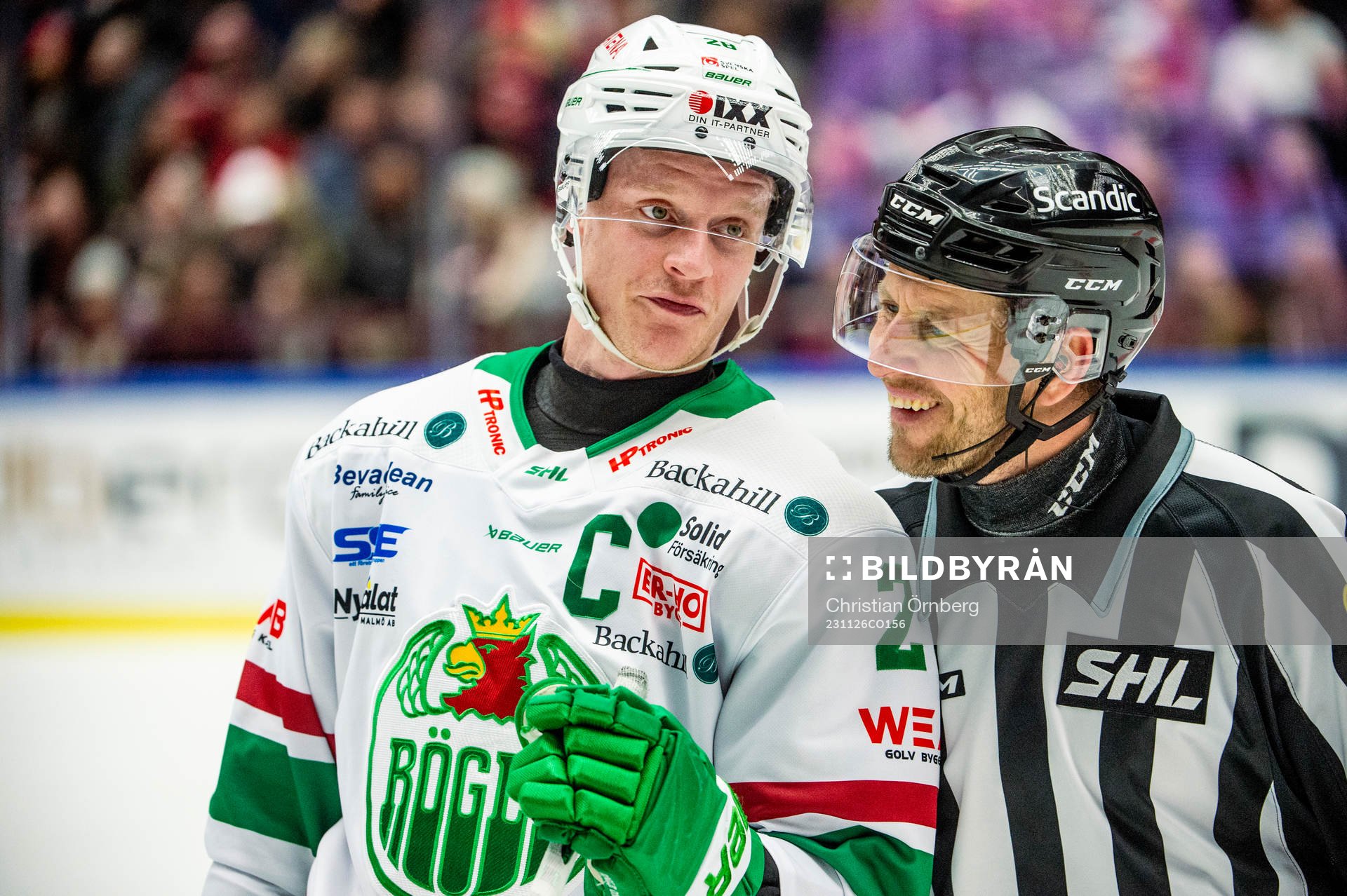 Rögles Anton Bengtsson och linjedomare Anders Nyqvist