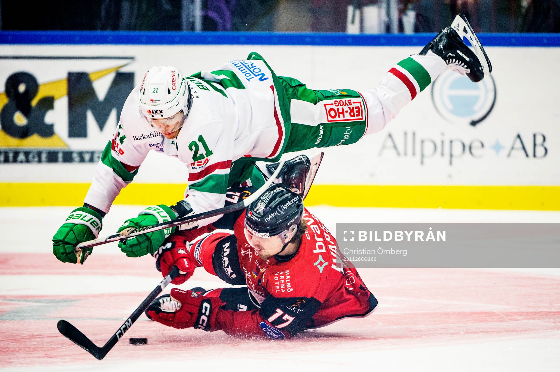 Malmö Redhawks Johan Ivarsson mot Rögles Henry Bowlby